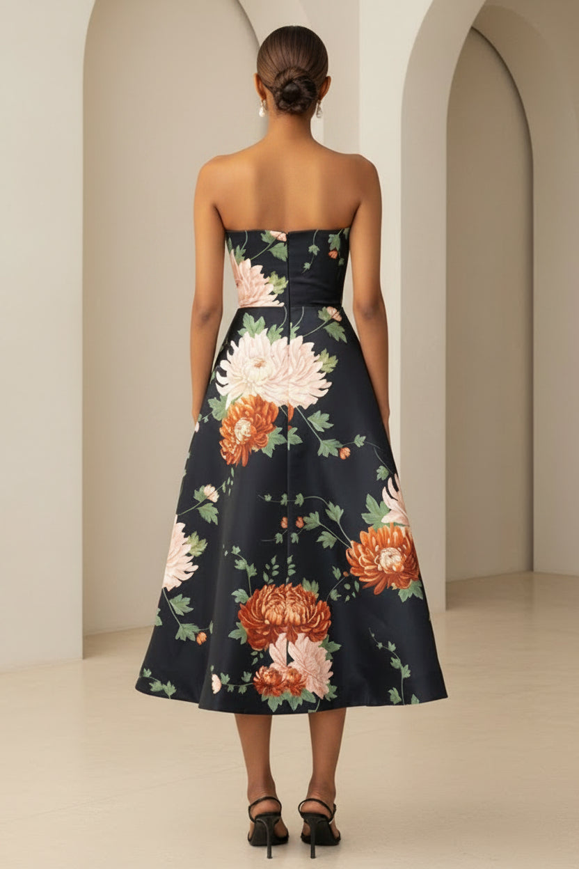 Trägerloses geblümtes A-Linien-Midikleid