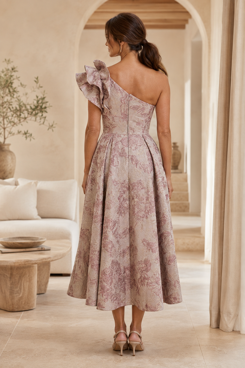 Ein-Schulter-Midikleid aus geblümtem Jacquard mit Rüschen