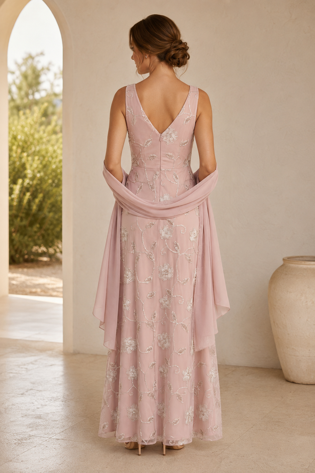 Besticktes V-Ausschnitt-Kleid mit Chiffonschal