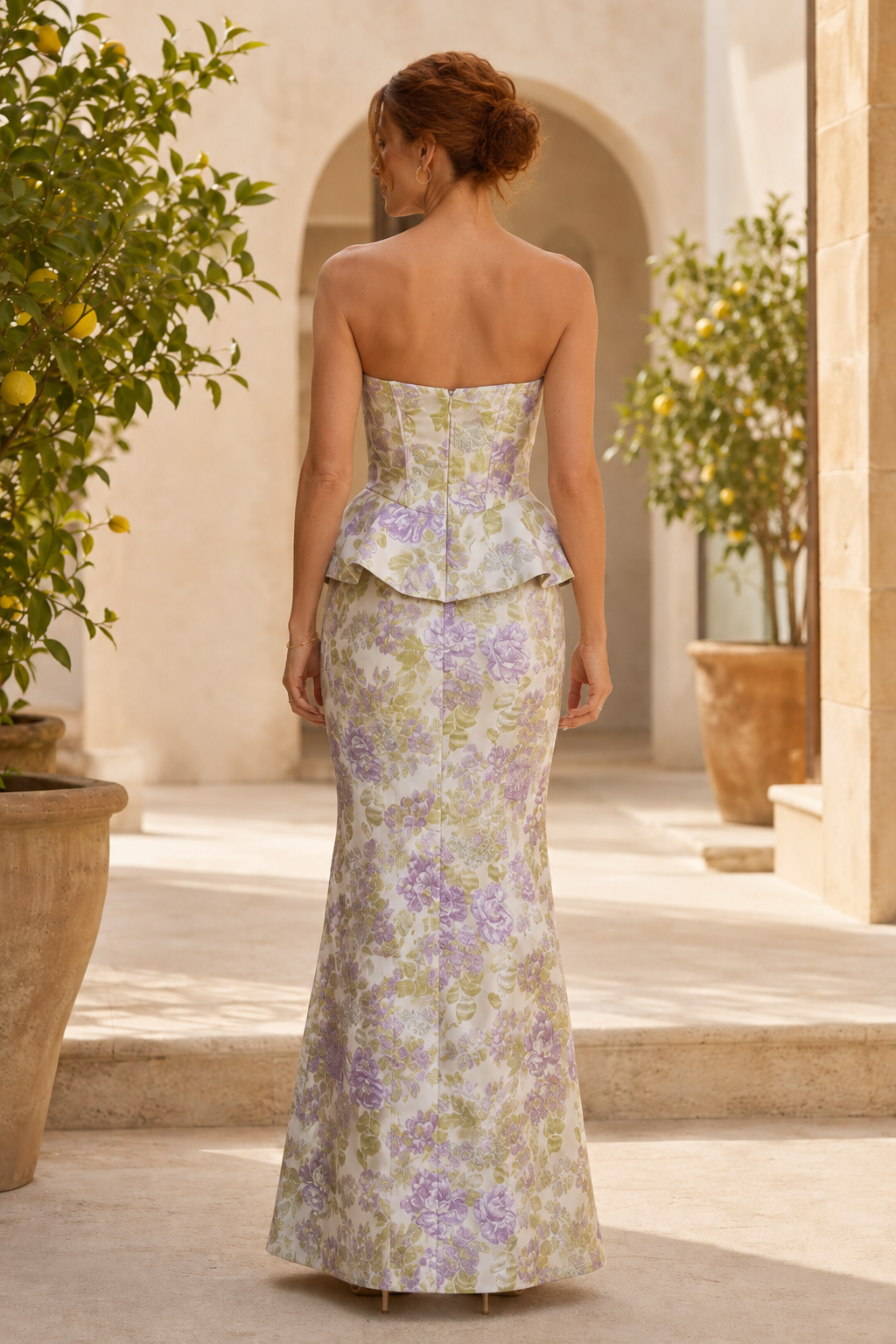 Trägerloses Korsagen-Maxikleid mit Schößchen und Blumenmuster