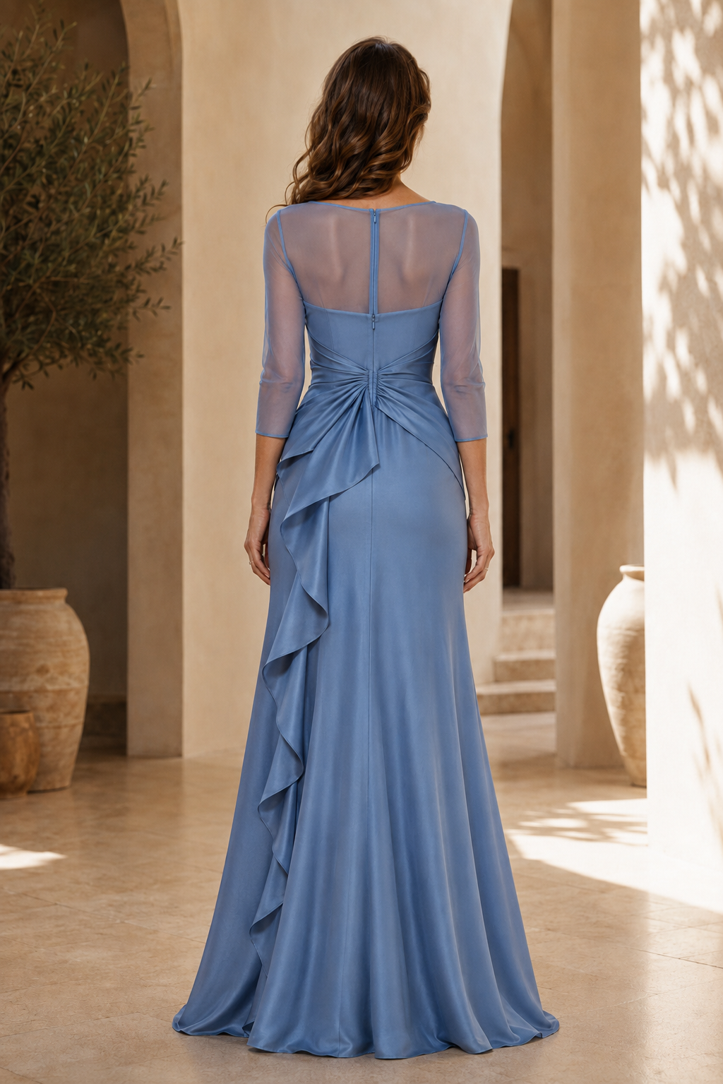 Brautkleid mit Illusionsausschnitt, 3/4-Ärmeln und seitlicher Kaskade