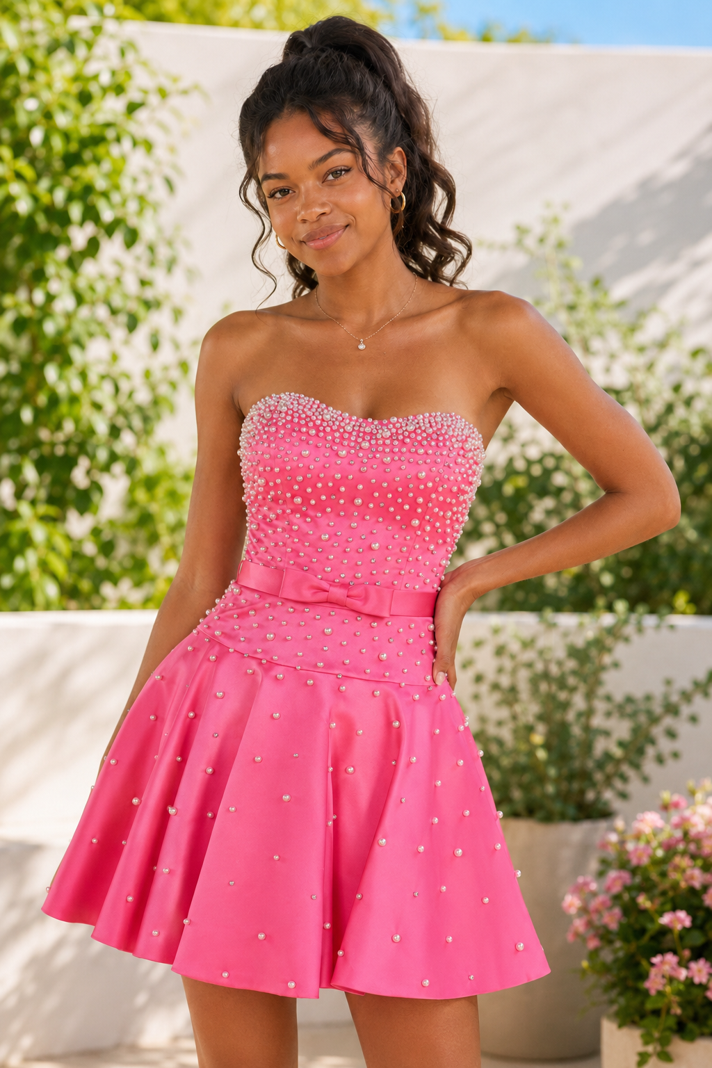 Trägerloses A-Linien-Minikleid aus Satin mit Perlenstickerei