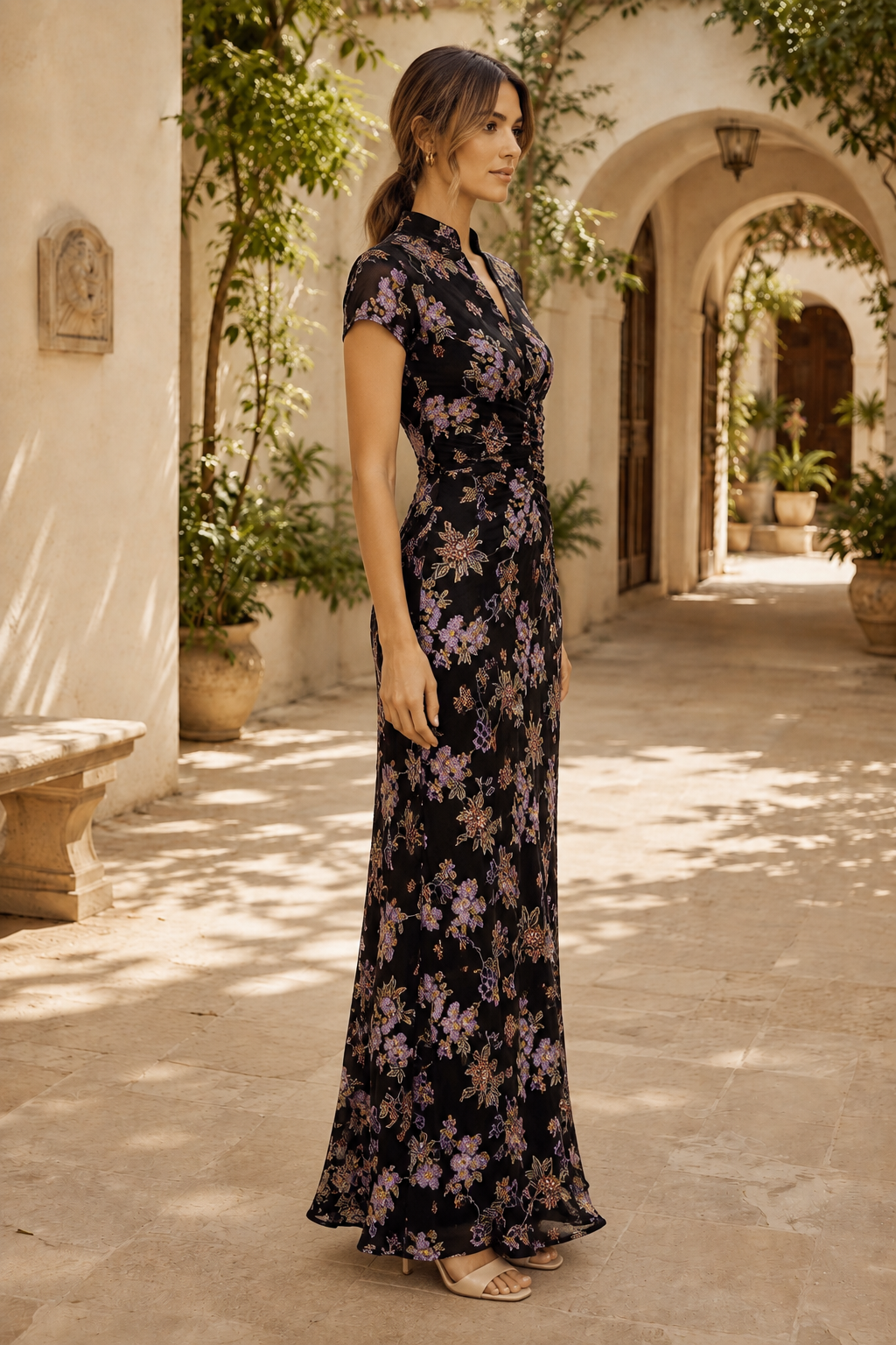 Geblümtes Maxikleid mit Mandarin-Kragen und kurzen Ärmeln