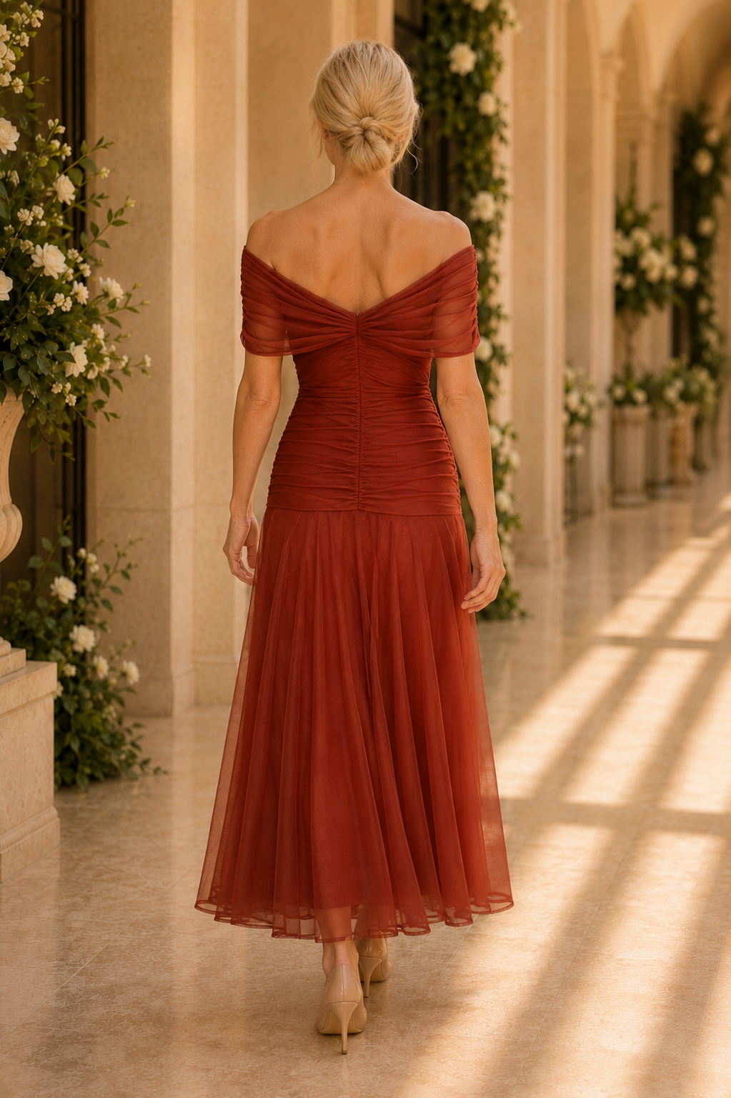 Schulterfreies, gerafftes, wadenlanges Kleid