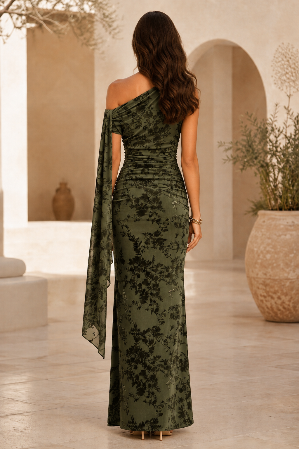 Einarmiges gerafftes Maxikleid mit Schulterdrapierung