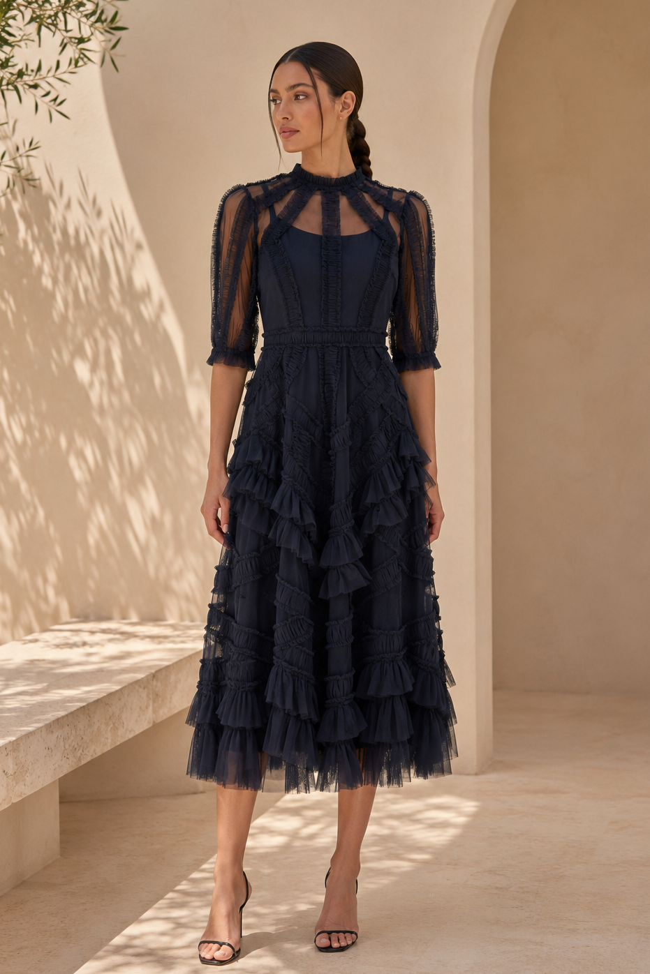 Midi-Tüllkleid mit Illusion-Ausschnitt und gestuften Rüschen