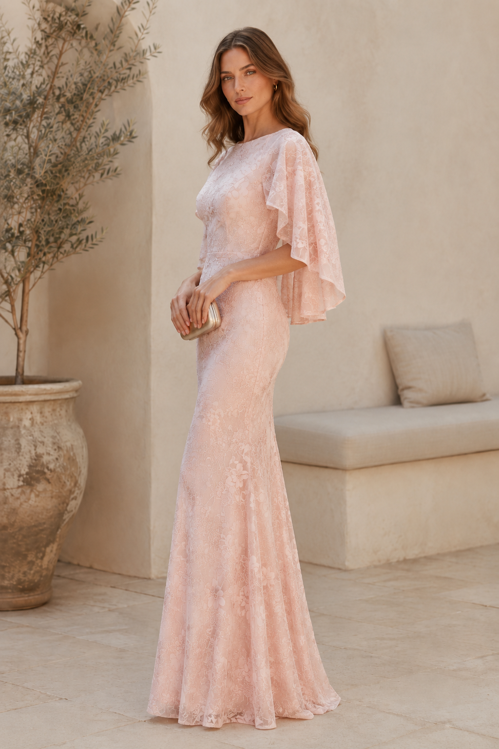 Blumen-Spitzenkleid mit flatternden Cape-Ärmeln