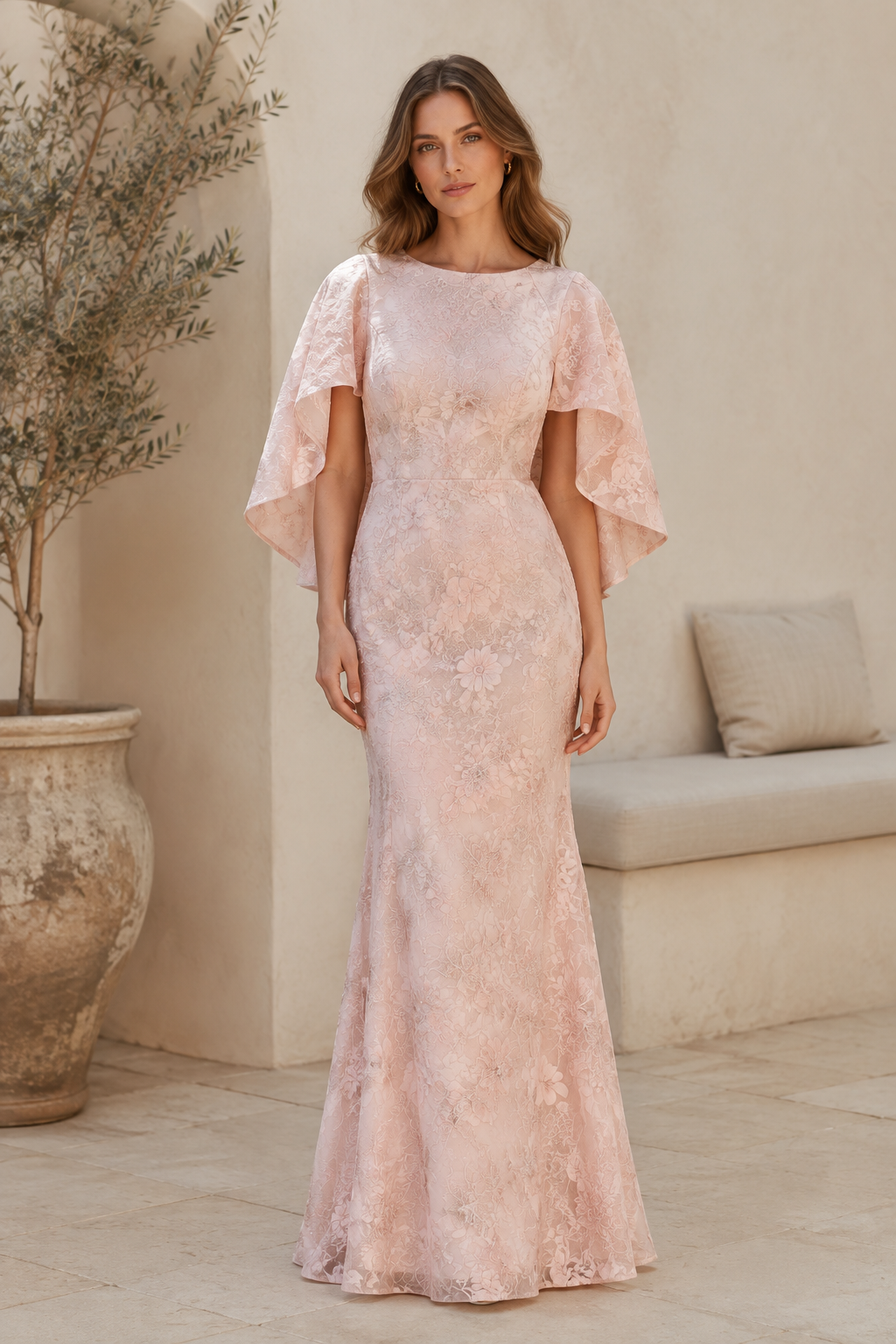 Blumen-Spitzenkleid mit flatternden Cape-Ärmeln