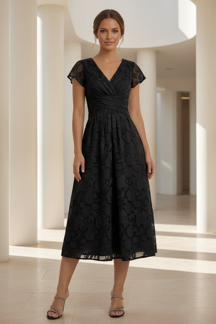 Teelanges Kleid mit V-Ausschnitt, Flügelärmeln und Spitzenapplikationen