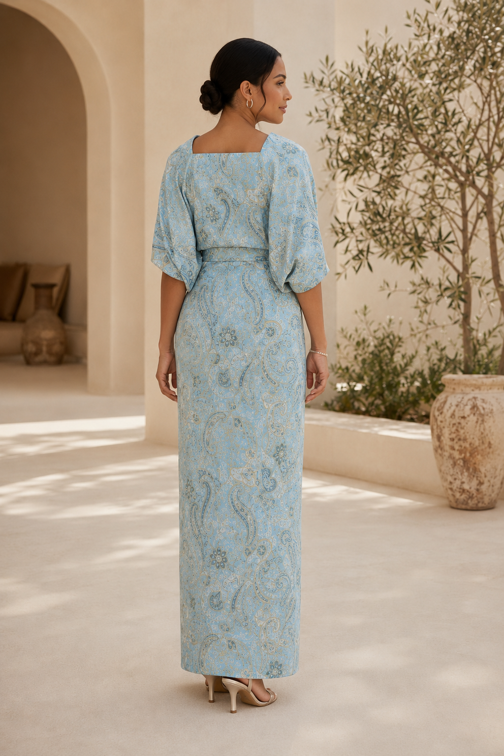Säulenkleid aus Paisley-Jacquard mit Stola