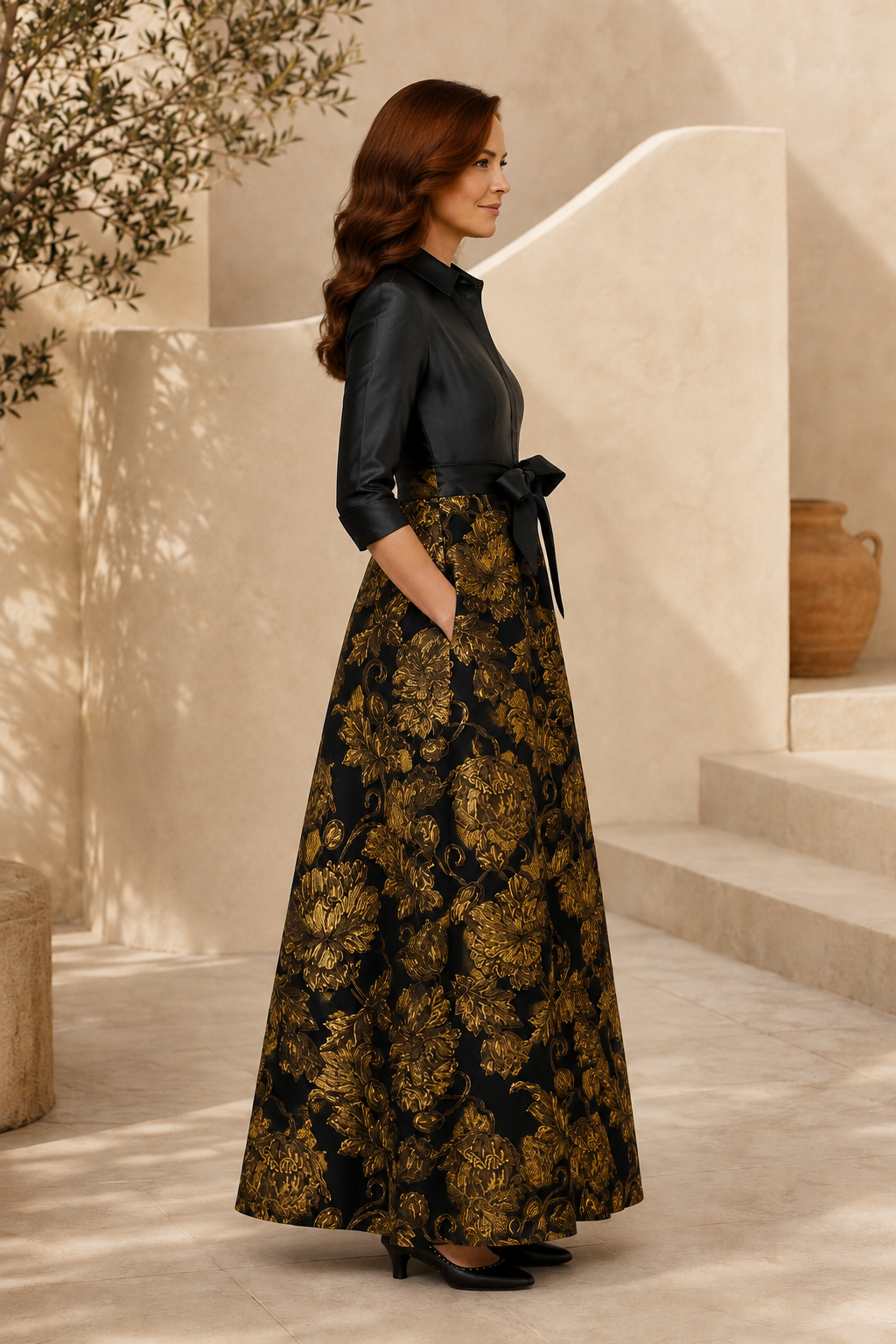 Abendkleid mit Satintop und Gold-Jacquard-Rock mit Blumenmuster