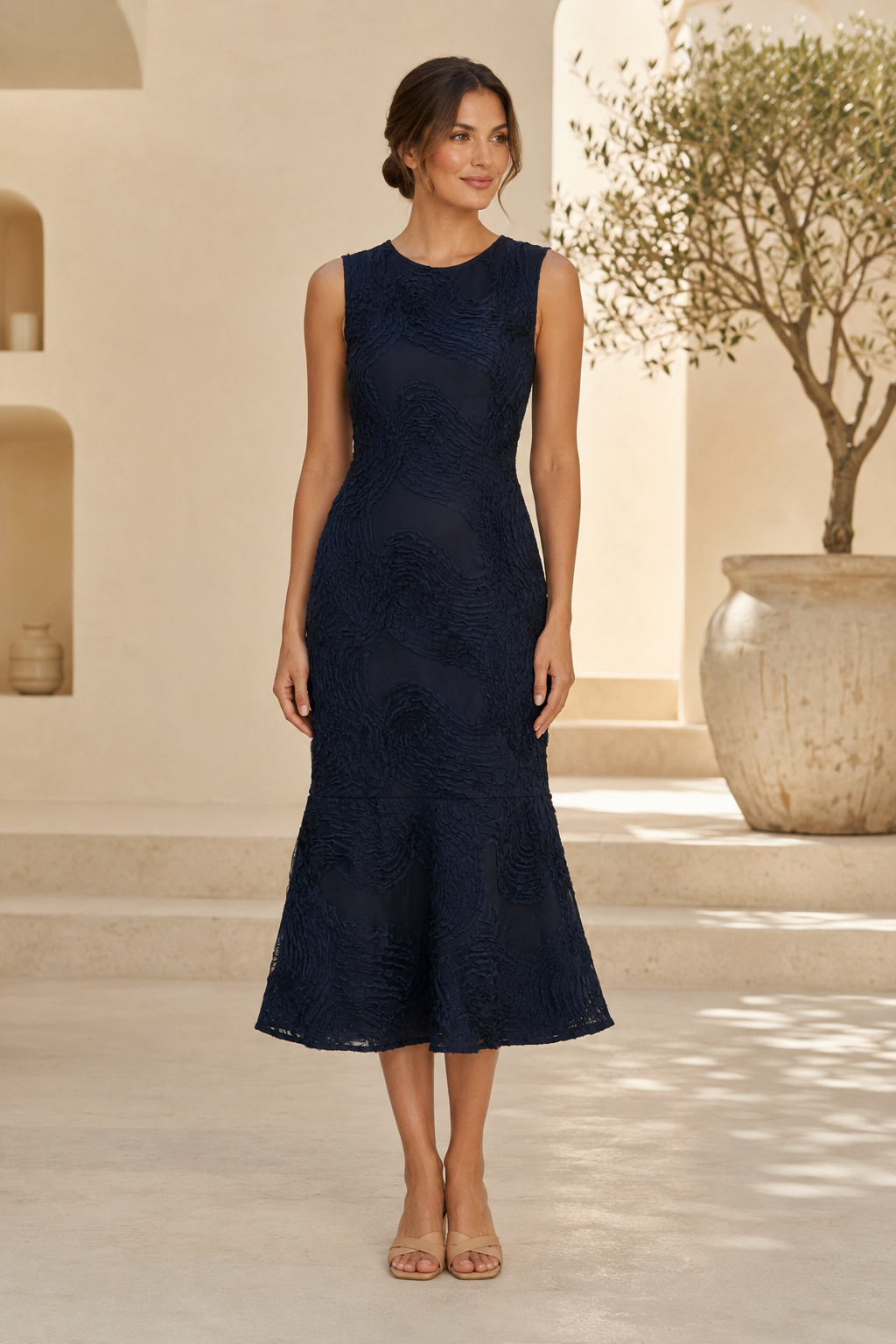 Ärmelloses strukturiertes Midikleid aus Spitze mit Volantsaum