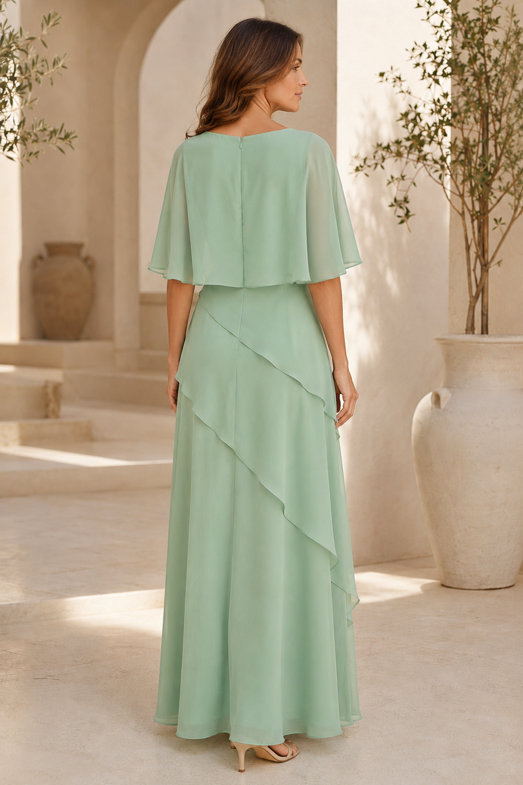 Chiffon-Maxikleid mit Cape-Ärmeln, Stufenrock und asymmetrischem Saum