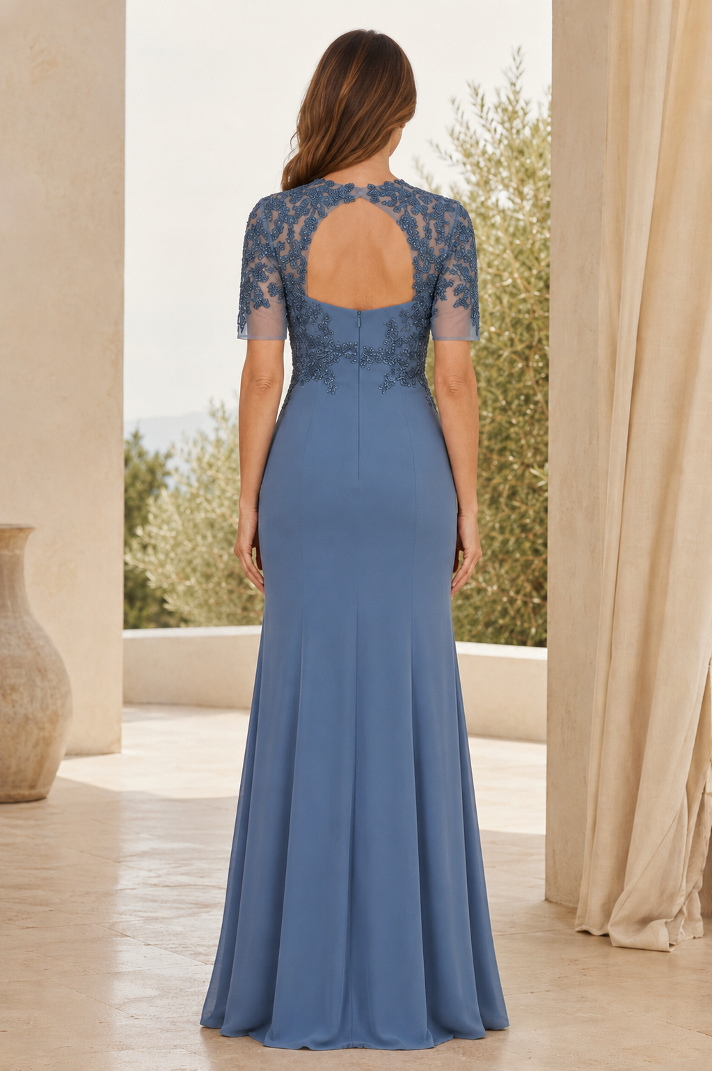 Kleid aus Spitze mit Illusionsärmeln, Schlüssellochausschnitt und hohem Schlitz