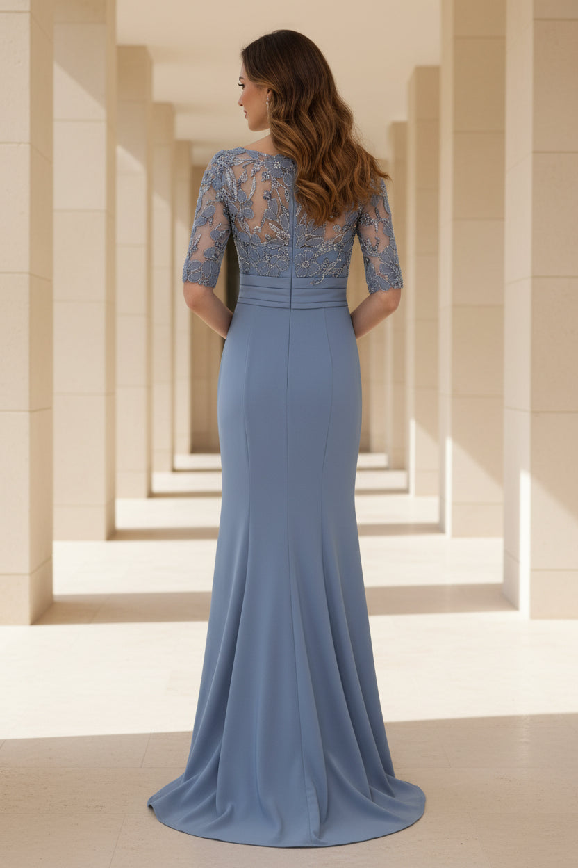 V-Ausschnitt, Spitzenkleid mit halblangen Ärmeln und Rüschenschlitz