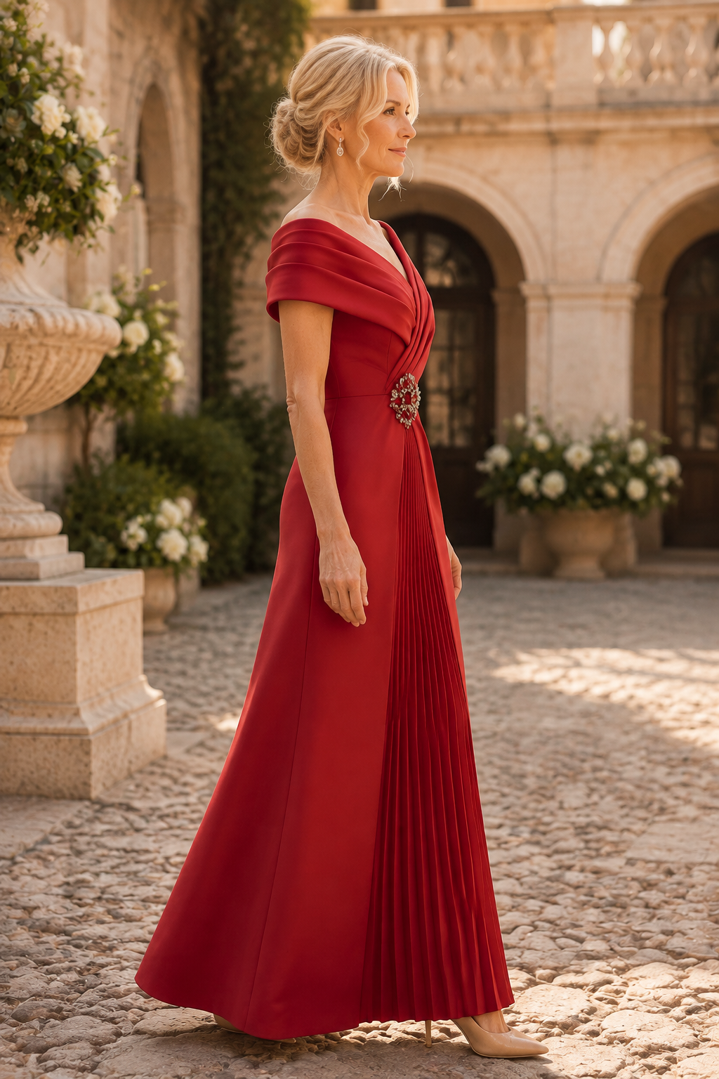 Plissiertes Off-Shoulder-Kleid mit Brosche