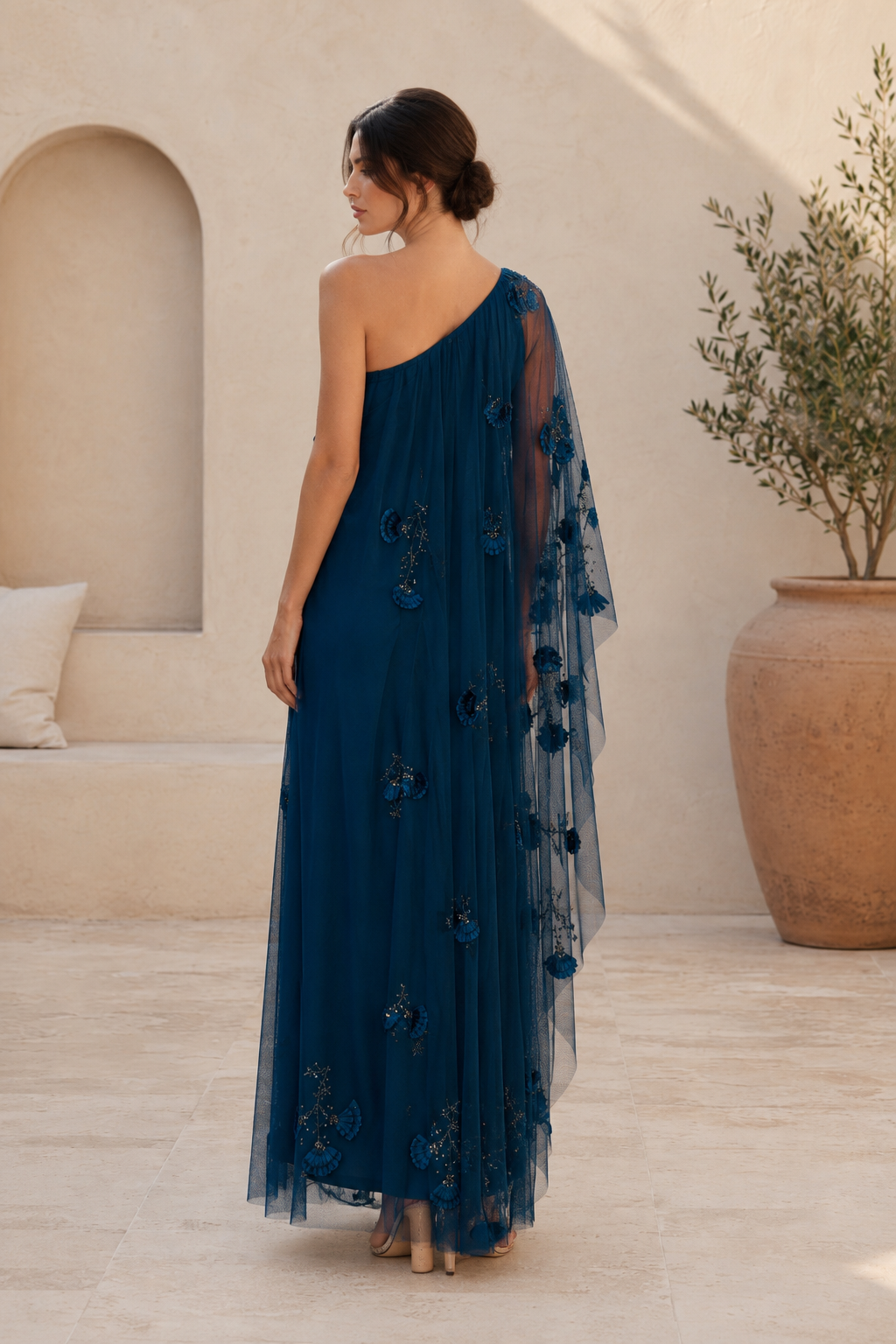 Maxikleid mit One-Shoulder-Cape-Ärmeln und floralen Applikationen