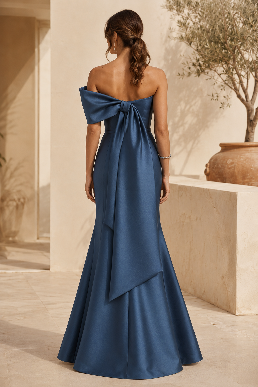 Trägerloses Satin-Meerjungfrauenkleid mit Schleifendetail am Rücken