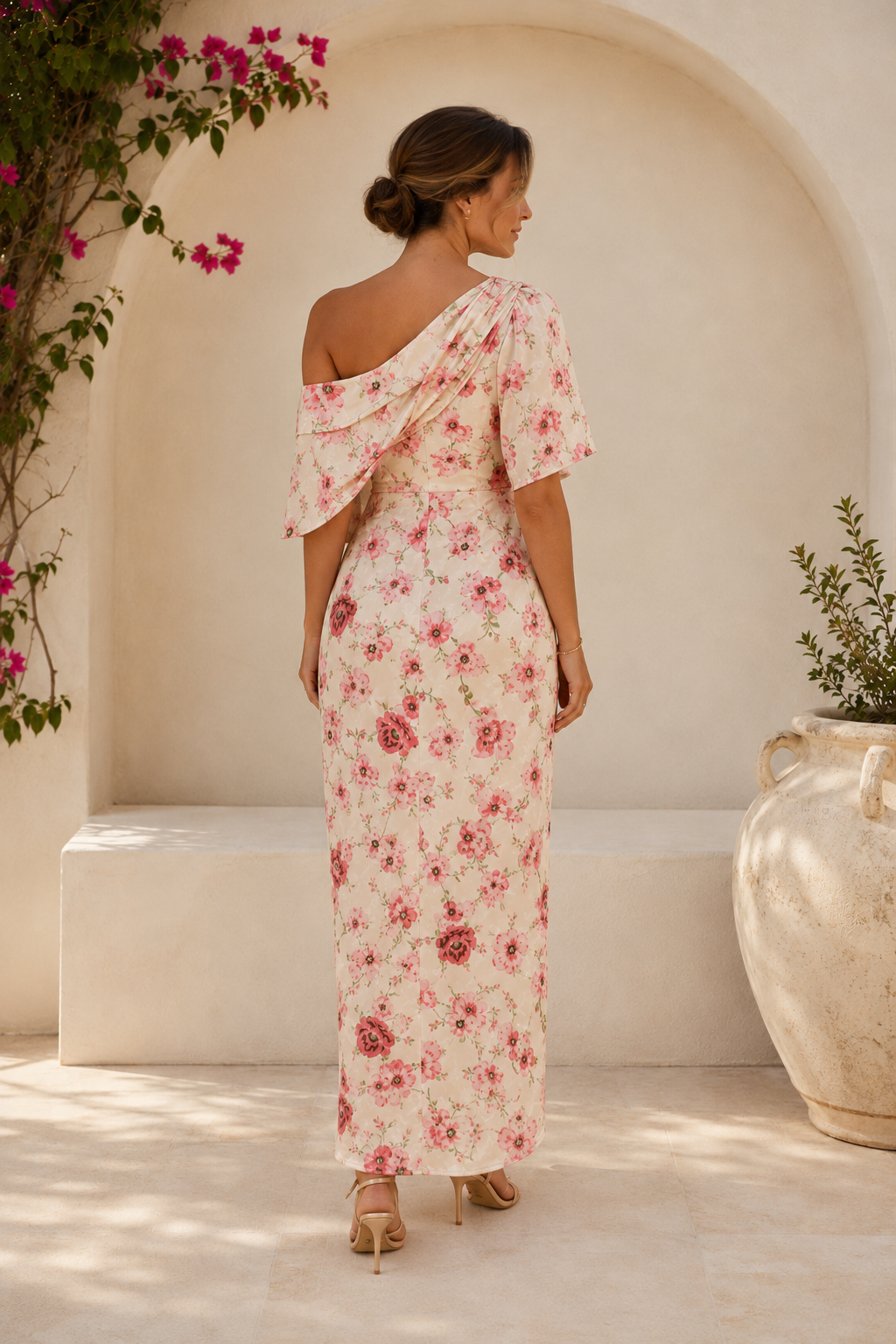 Ein schulterfreies Maxikleid mit Blumenmuster