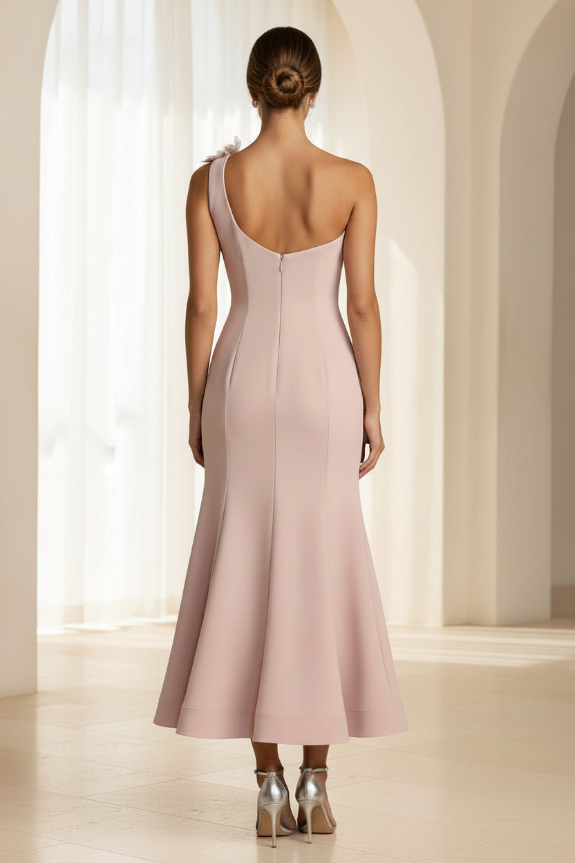 Ein-Schulter-Midikleid aus Crêpe mit Trompetenärmel und 3D-Blume