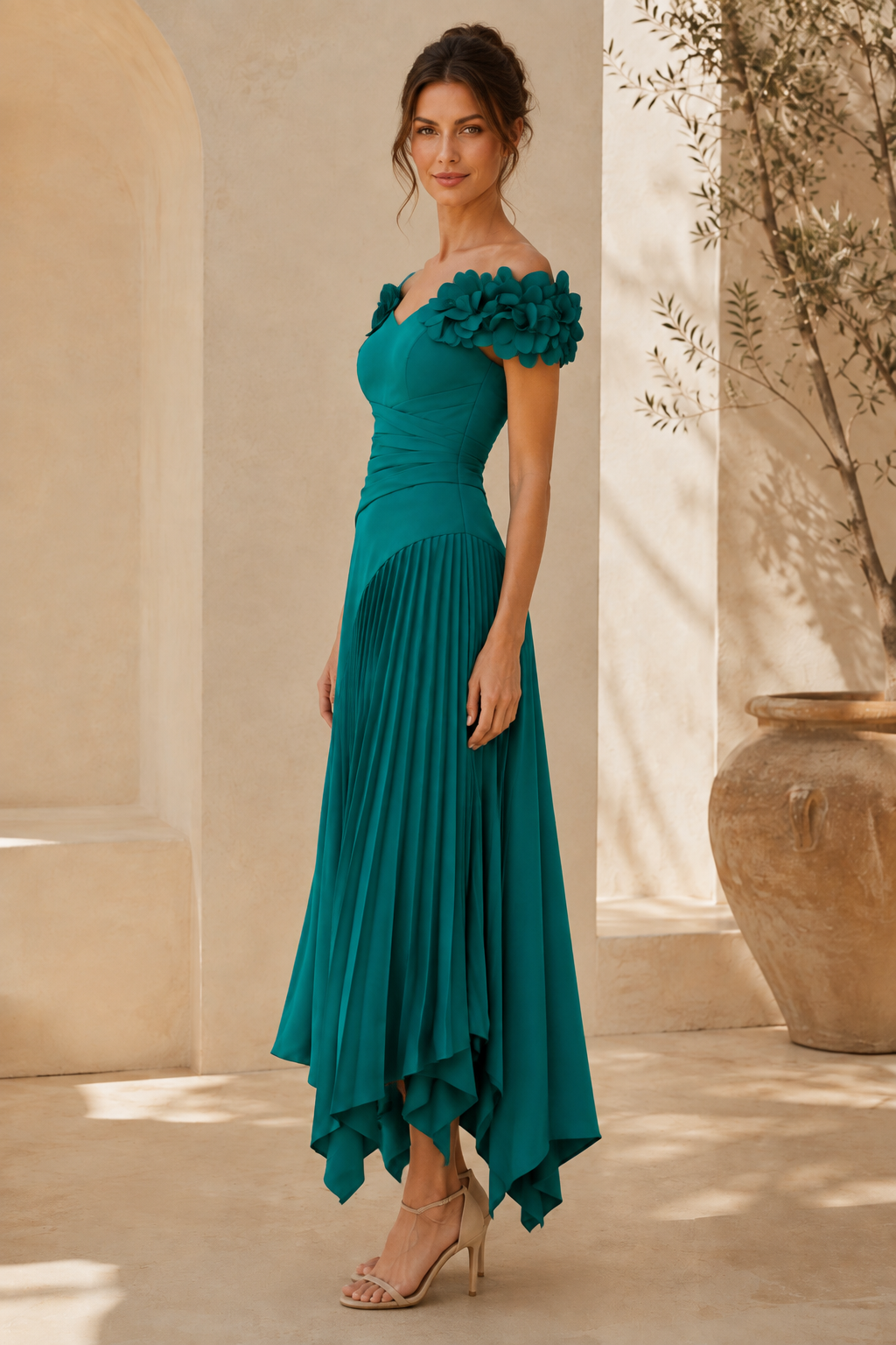 Geblümtes, schulterfreies, asymmetrisch plissiertes Midikleid