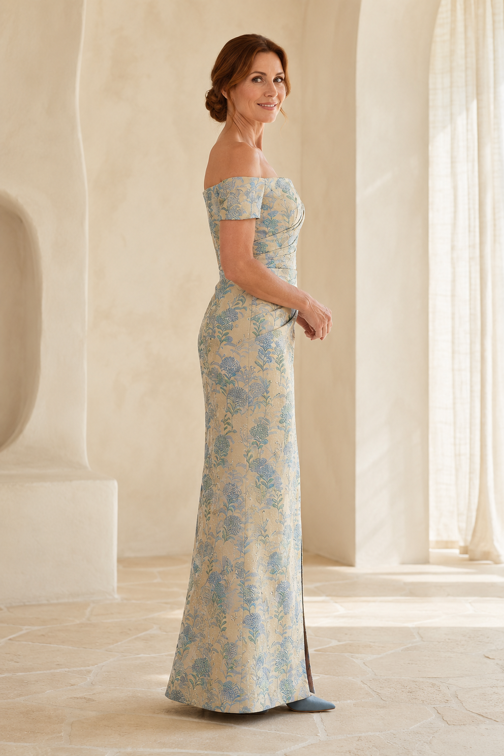 Trägerloses Abendkleid aus floralem Jacquard mit hohem Schlitz