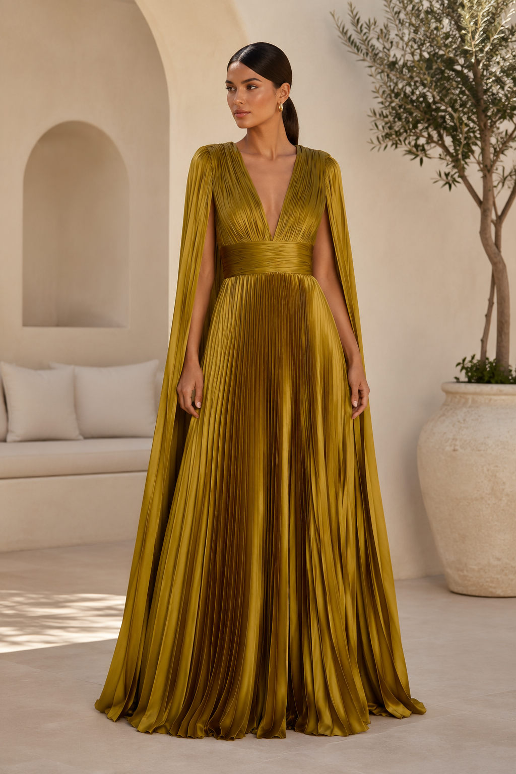 Plissiertes Satincape-Kleid mit tiefem V-Ausschnitt