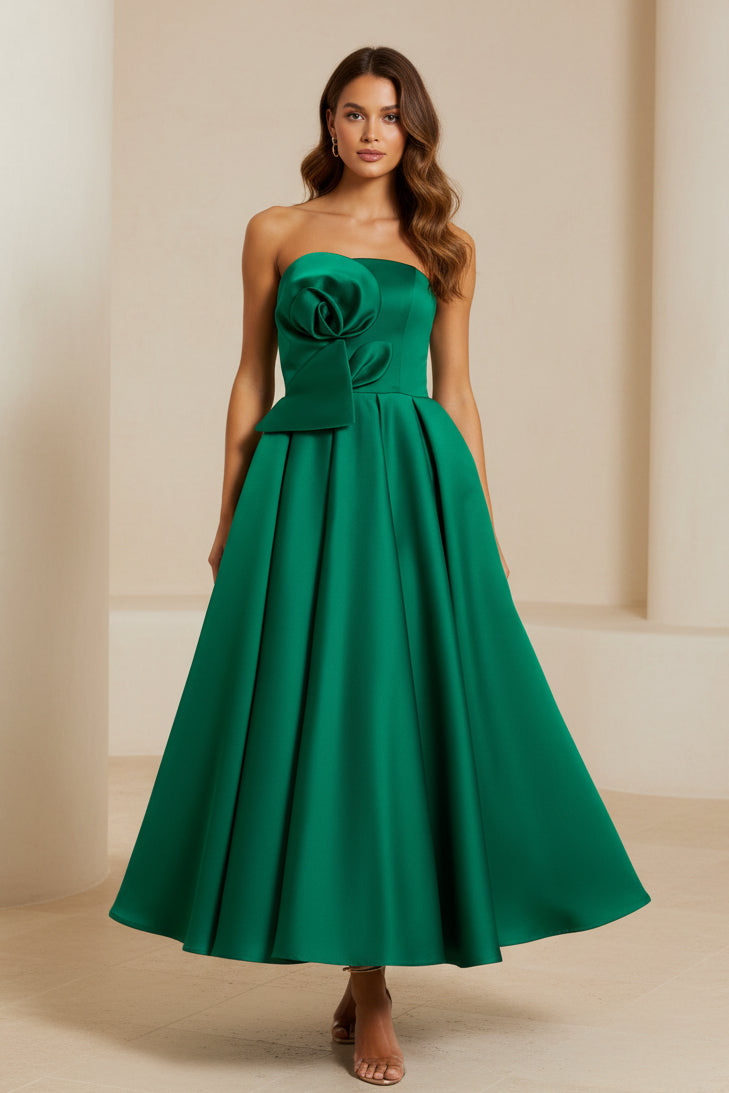 Trägerloses plissiertes Satin-Midikleid mit 3D-Blume
