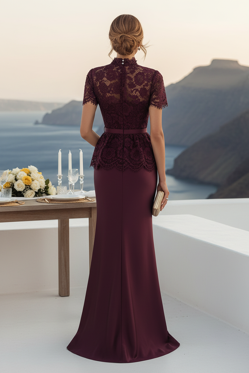 Meerjungfrauenkleid mit hohem Kragen, Spitze und Schößchen
