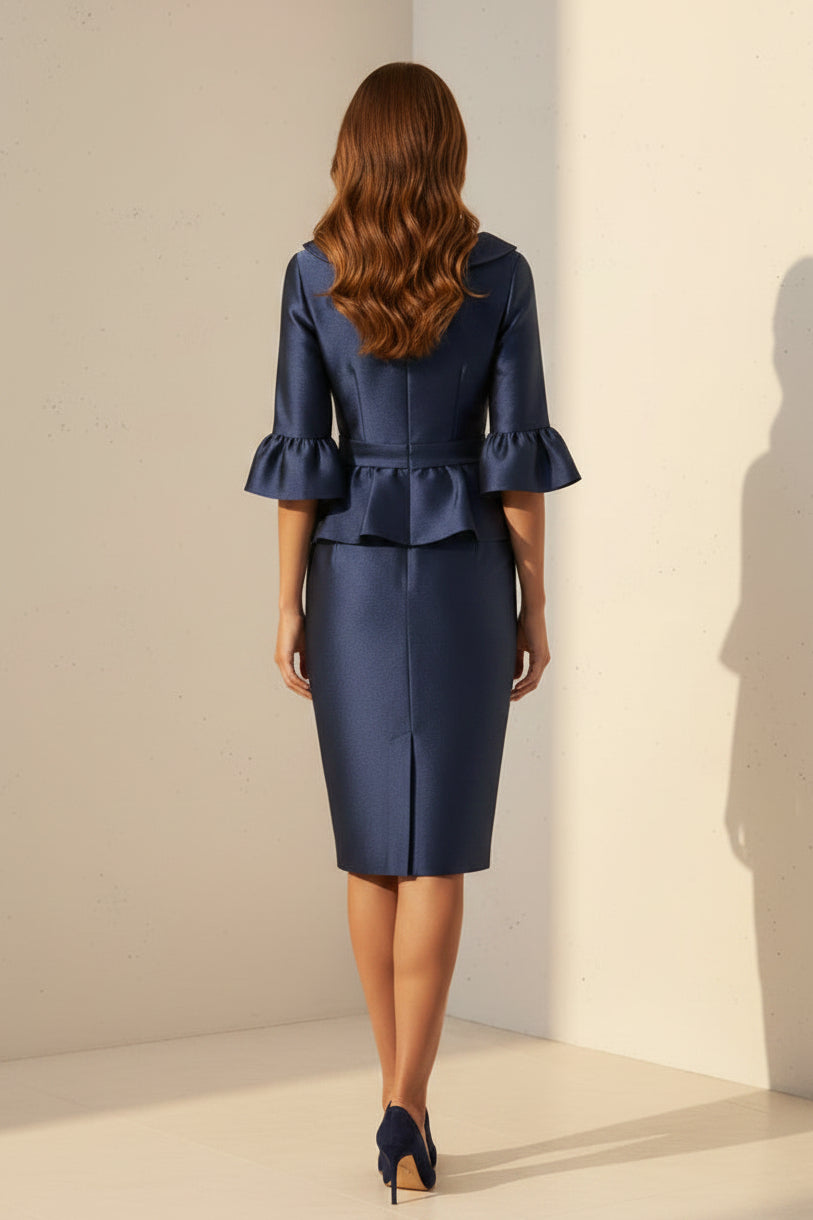 Bleistiftkleid mit Schößchen, Trompetenärmeln und Brosche