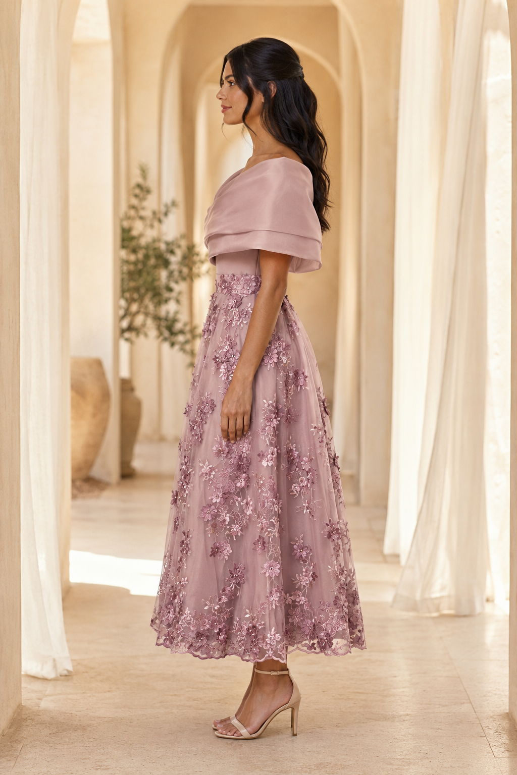 Schulterfreies, blumengesticktes Teelängenkleid
