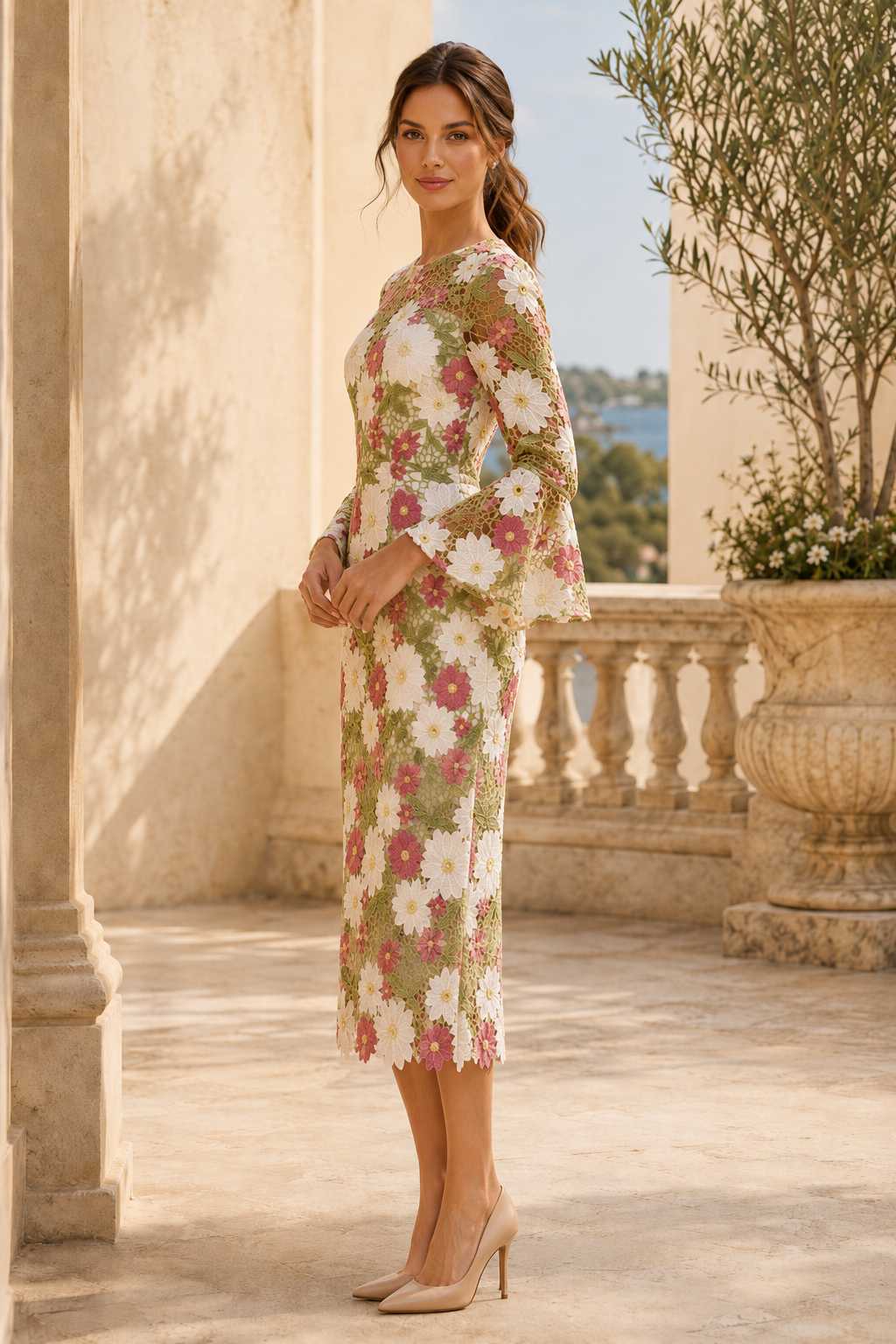 Florales Etuikleid aus Spitze mit Glockenärmeln