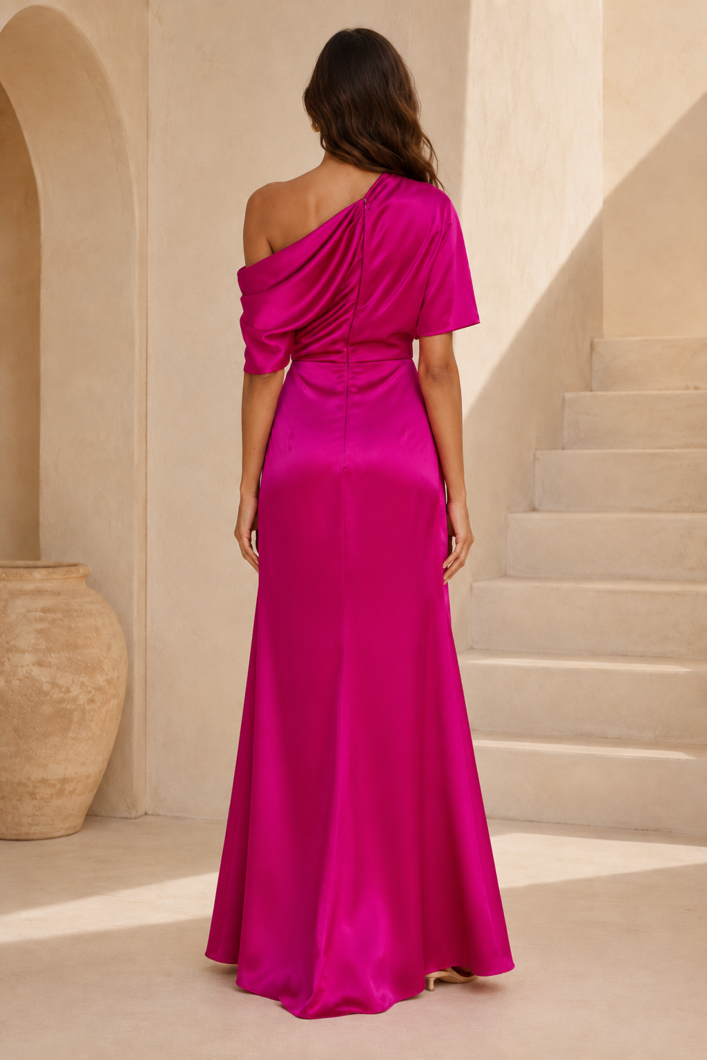 Ein-Schulter-Kleid aus drapiertem Satin mit hohem Schlitz