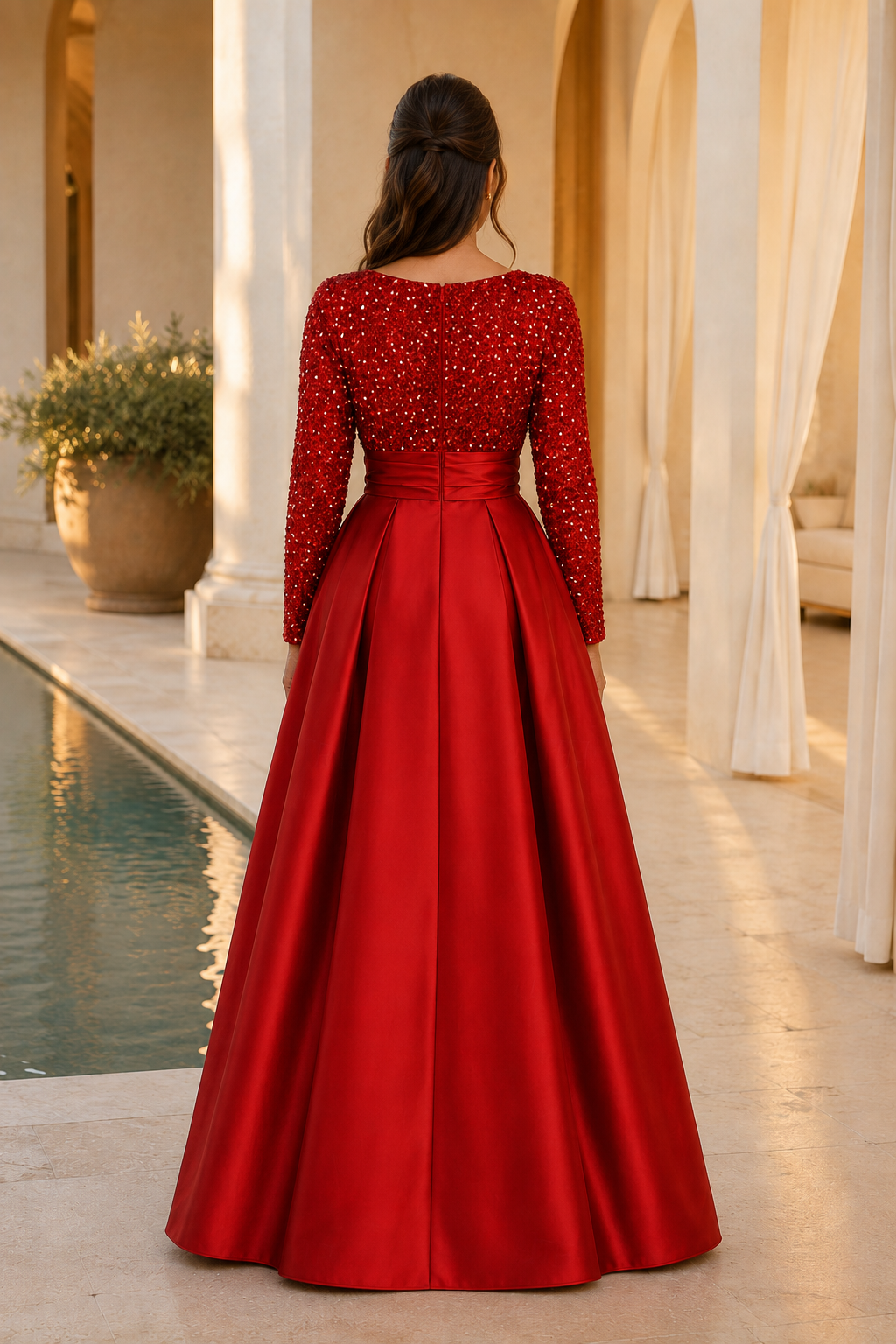 Perlenbesticktes langärmeliges Ballkleid aus plissiertem Satin