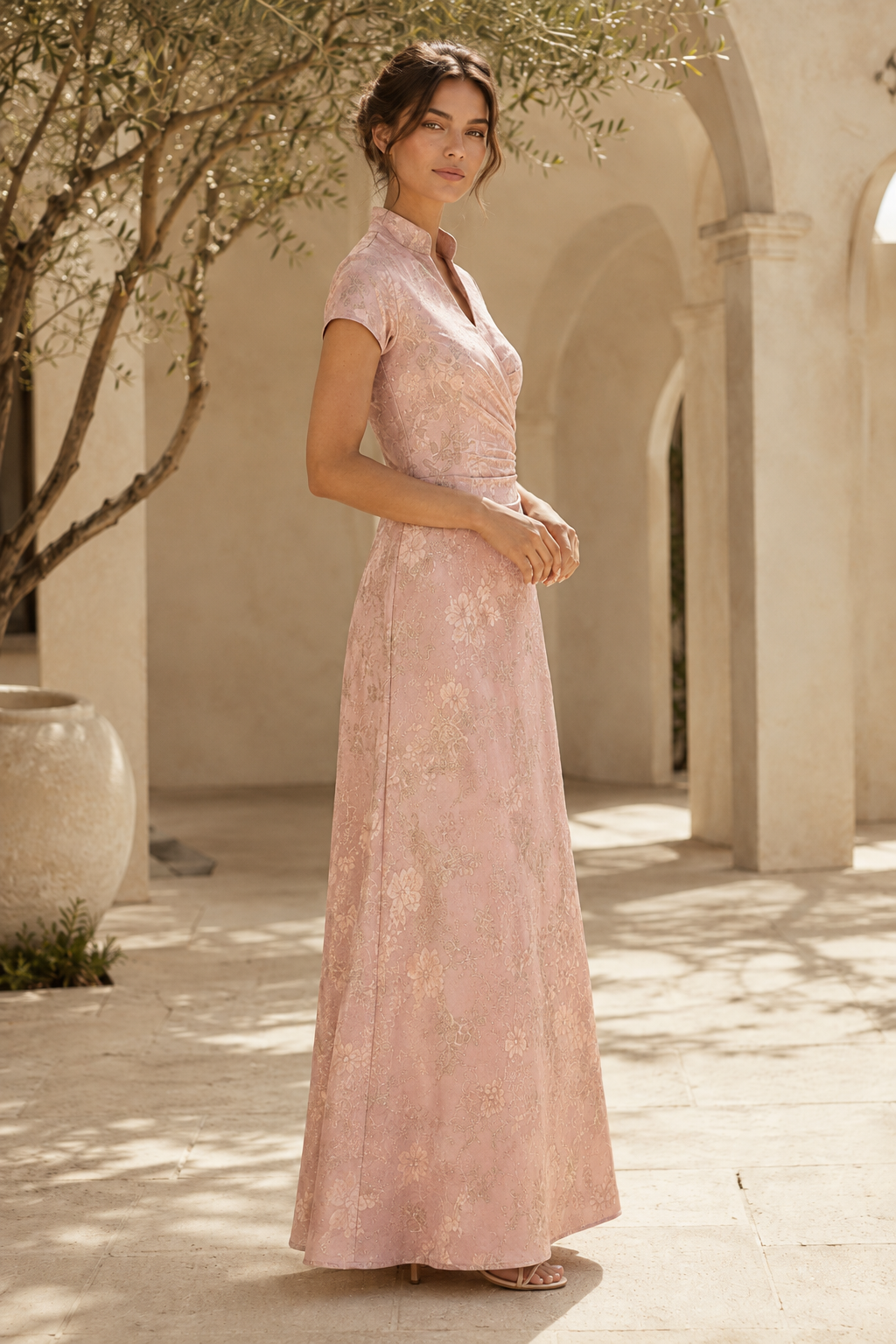 Abendkleid mit Blumen-Jacquard und Mandarin-Kragen