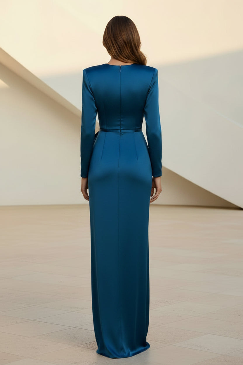 Satin-Langarmkleid mit Taillendrapierung und Schlitz