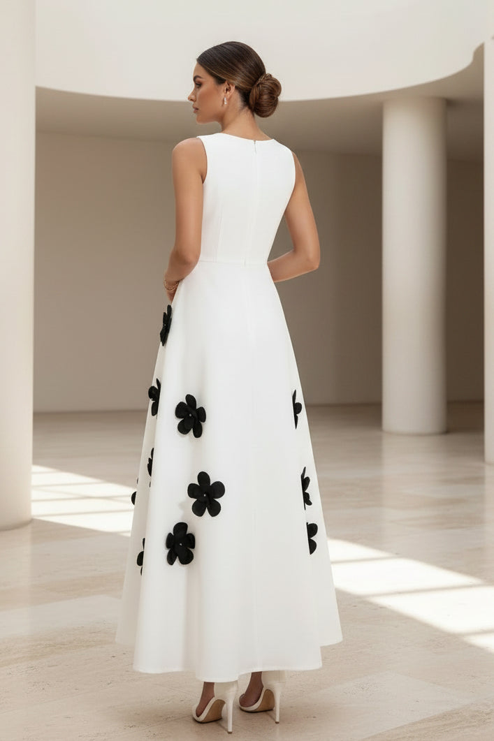 Ärmelloses Maxikleid mit 3D-Blumenapplikationen