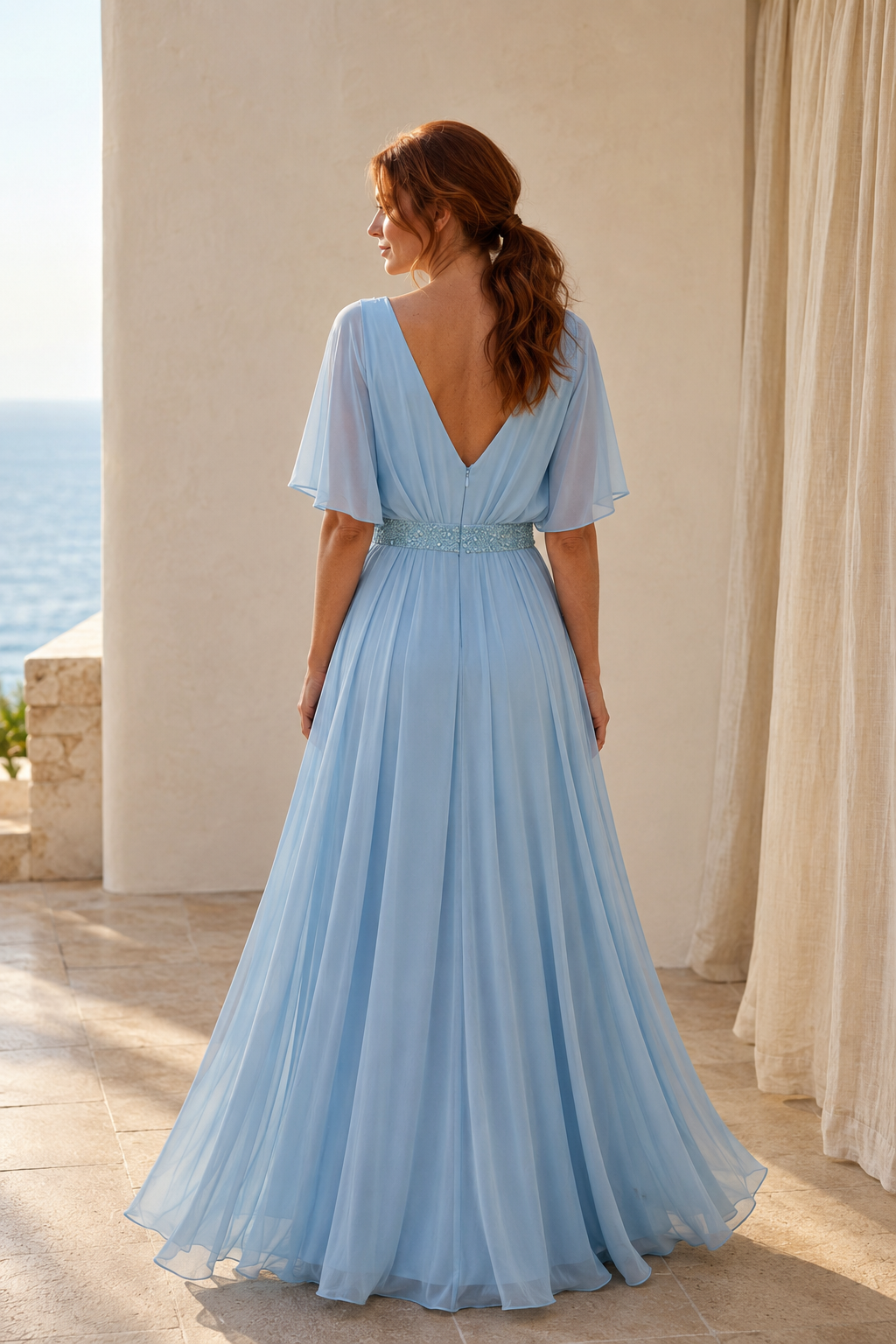 Verziertes V-Ausschnitt-Chiffonkleid mit flatternden Ärmeln