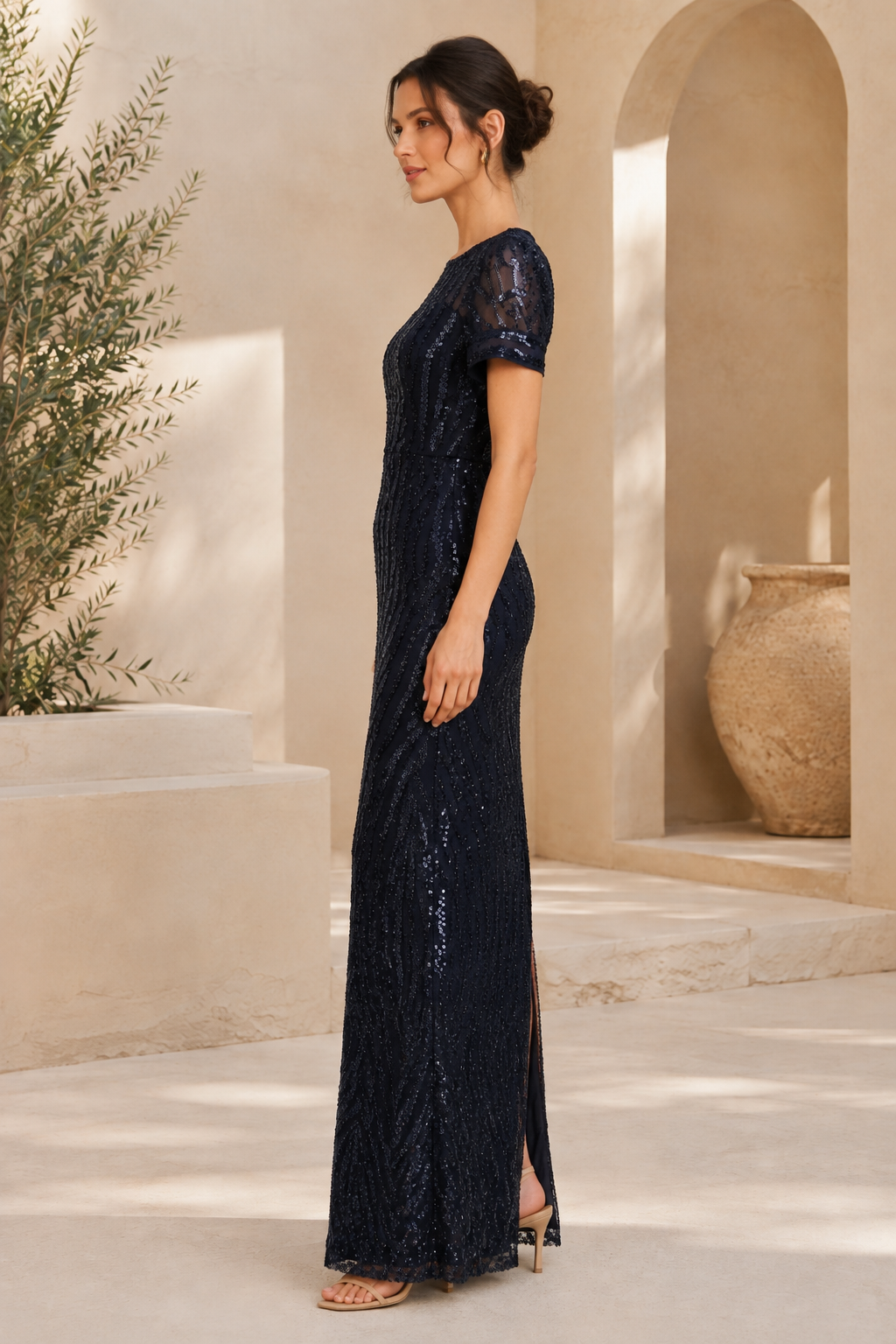 Abendkleid mit Pailletten, Illusionsausschnitt und kurzen Ärmeln