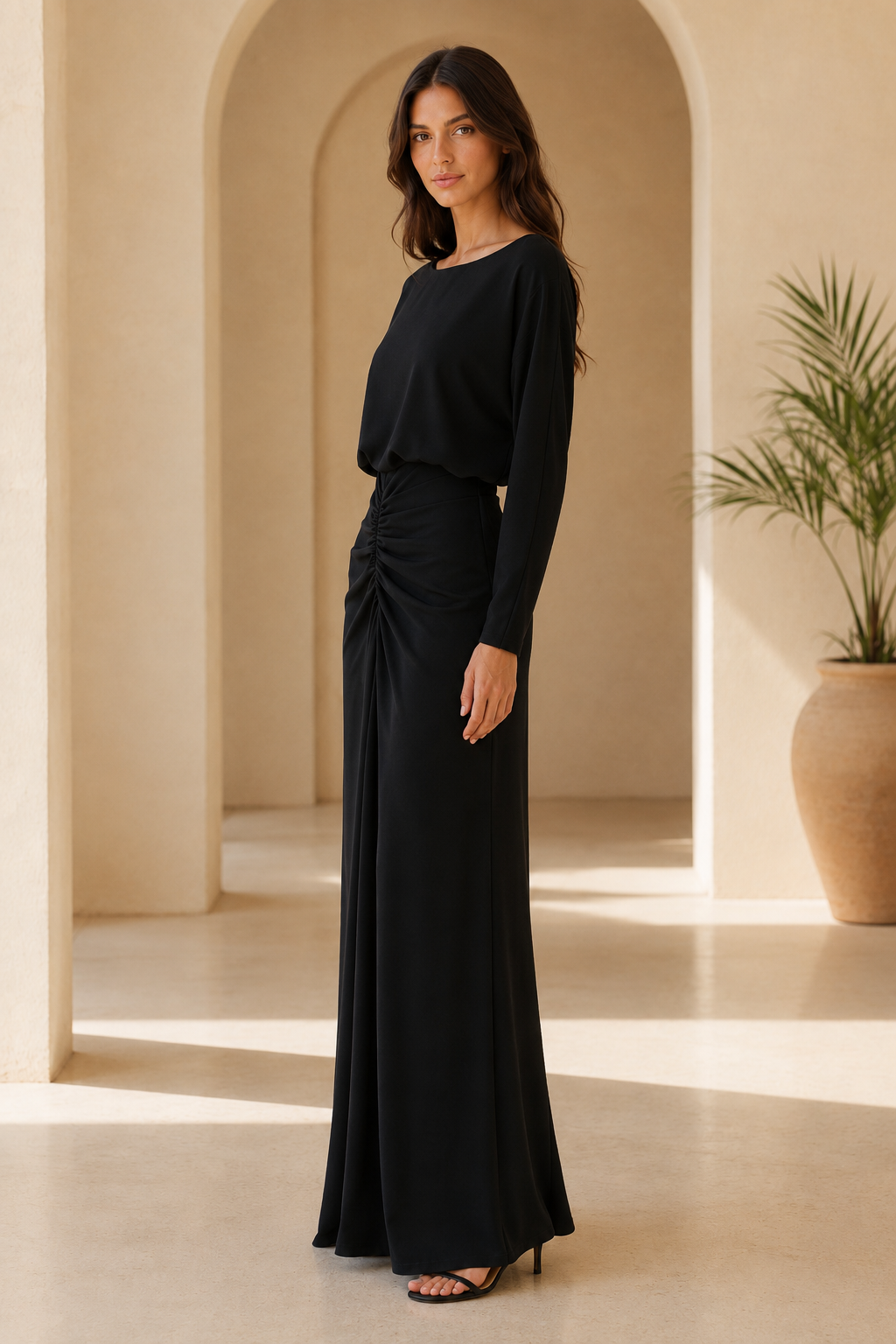 Langärmliges gerafftes Maxikleid mit Schlüssellochausschnitt hinten