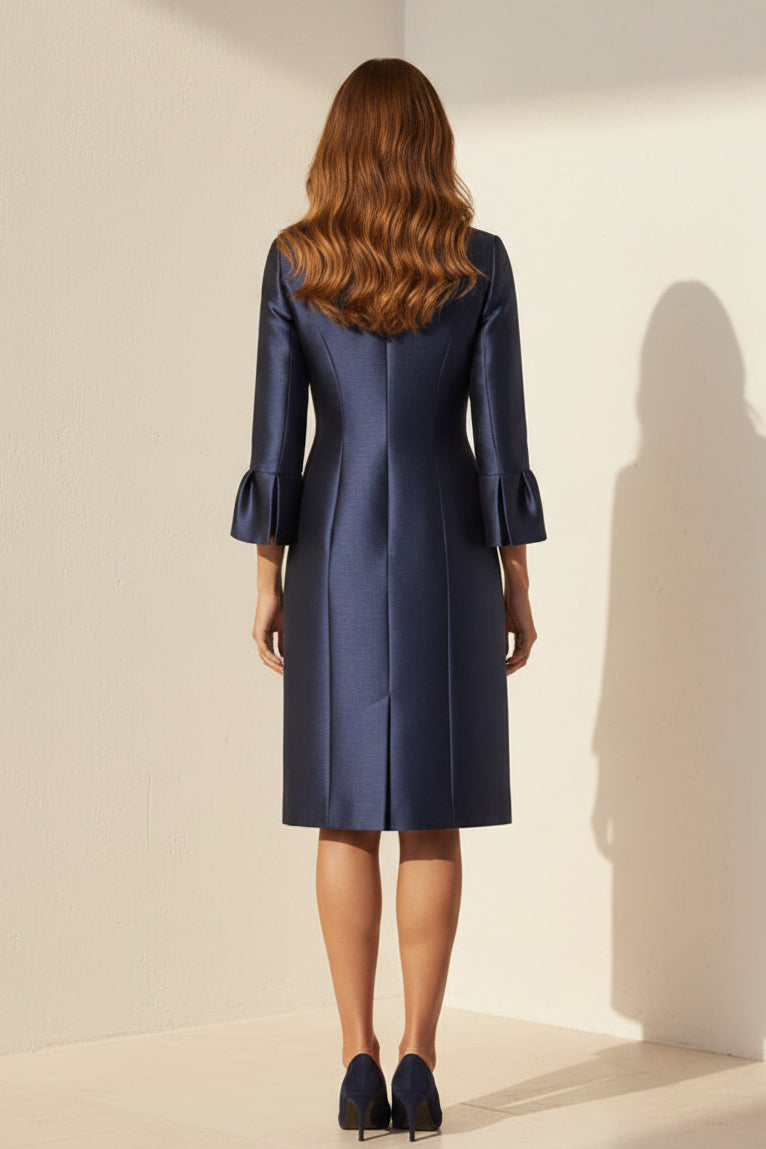 Strukturiertes Mantelkleid mit ausgestellten Ärmeln und Brosche