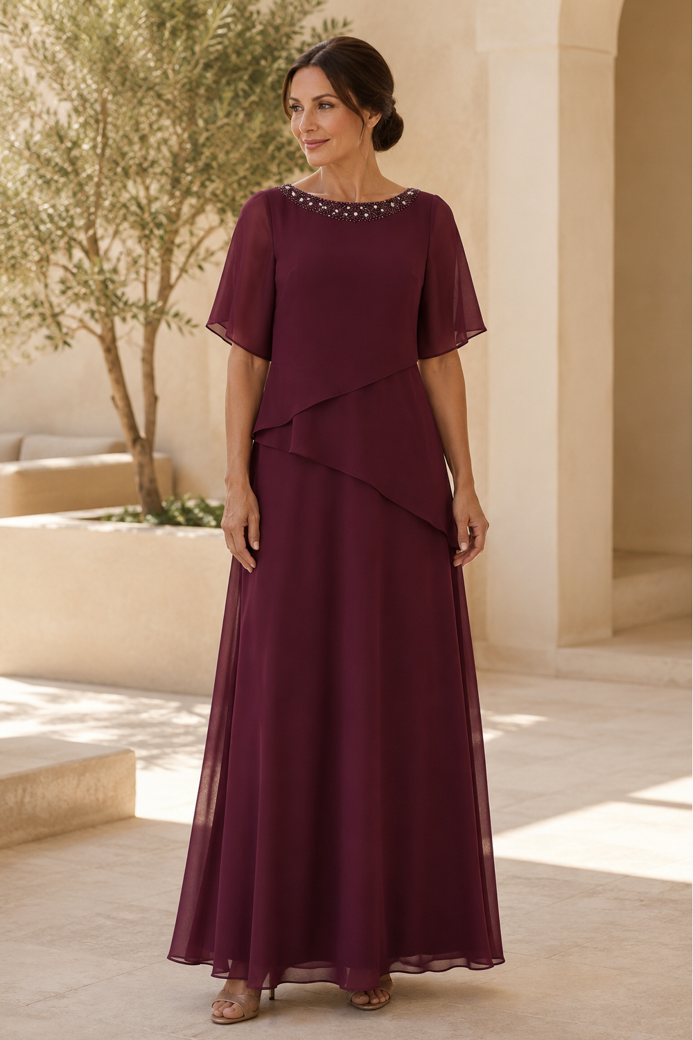 Asymmetrisches Chiffonkleid mit Perlenverzierung am Ausschnitt