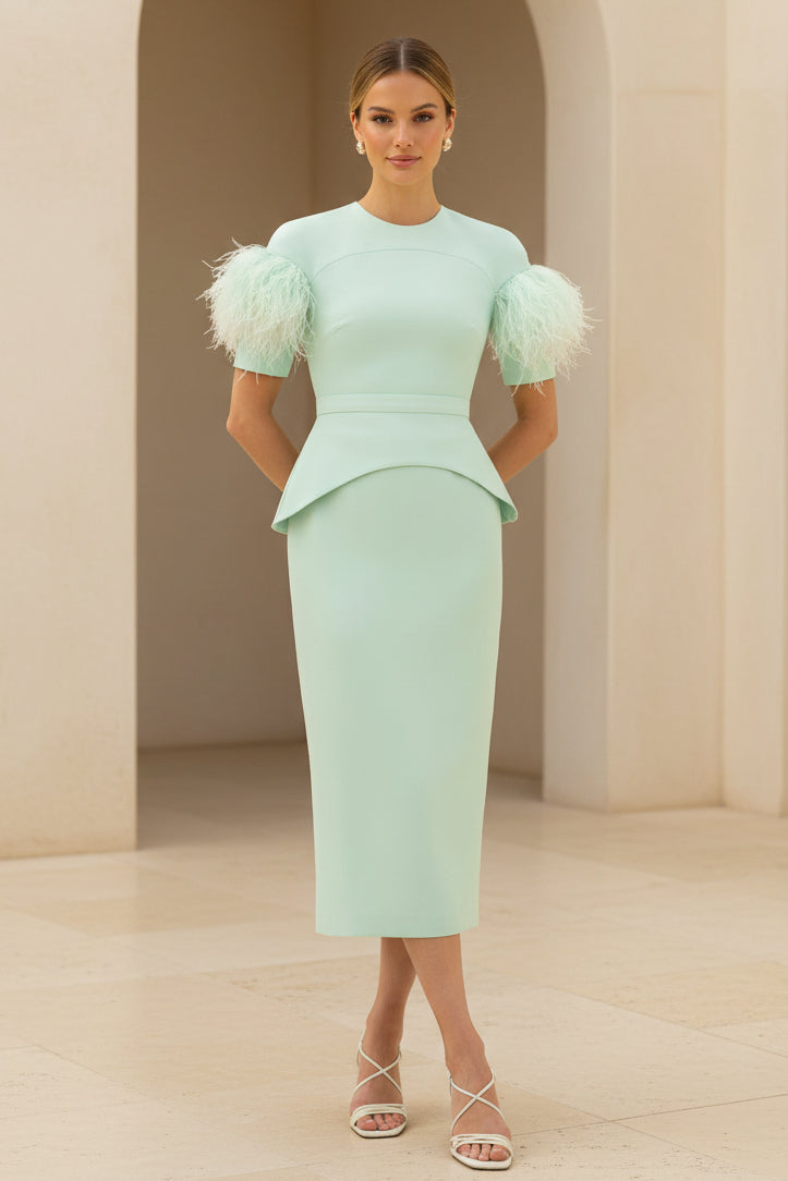 Elegantes Peplum-Midikleid mit Federärmeln