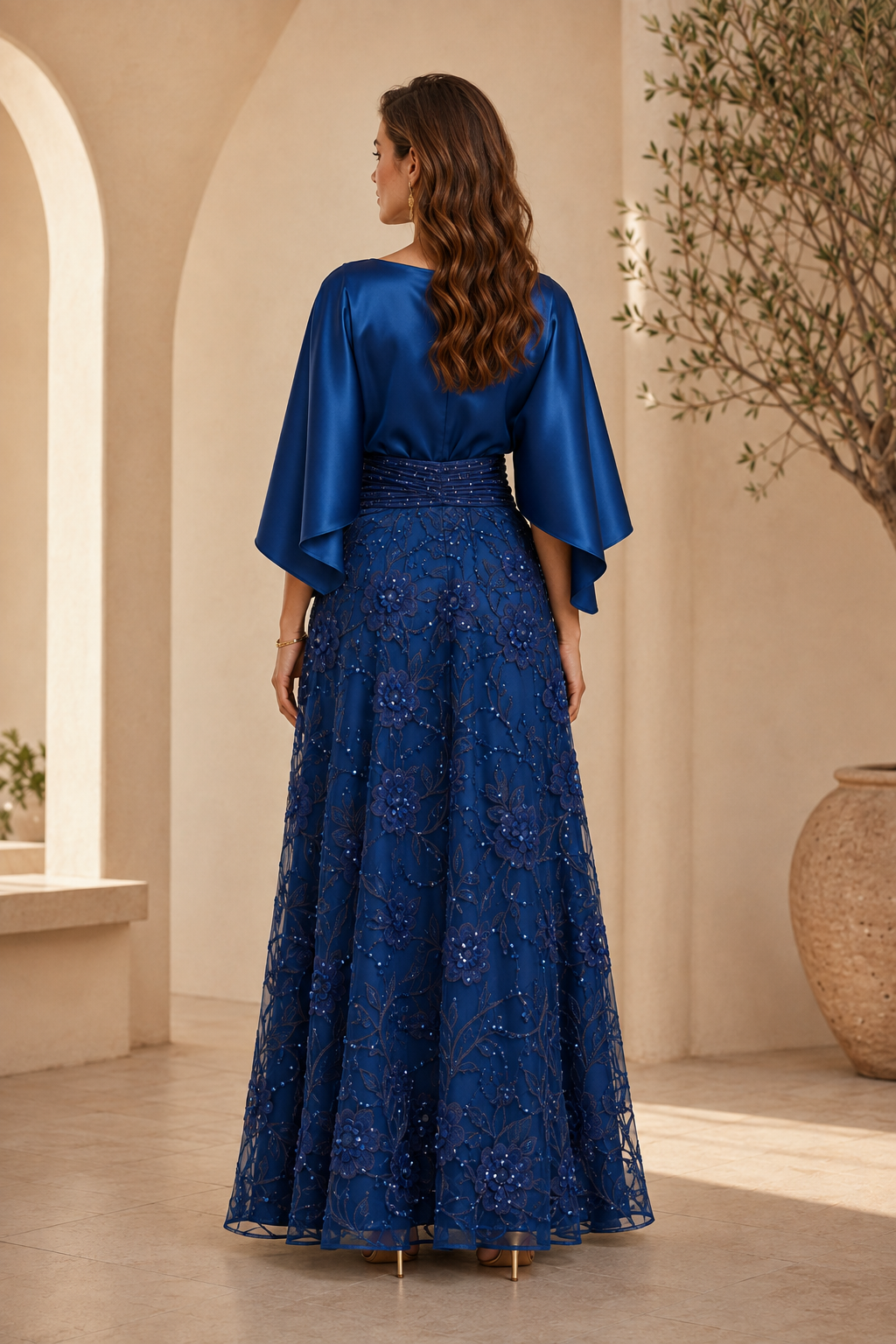 Abendkleid mit Satincape-Oberteil und floraler Stickerei