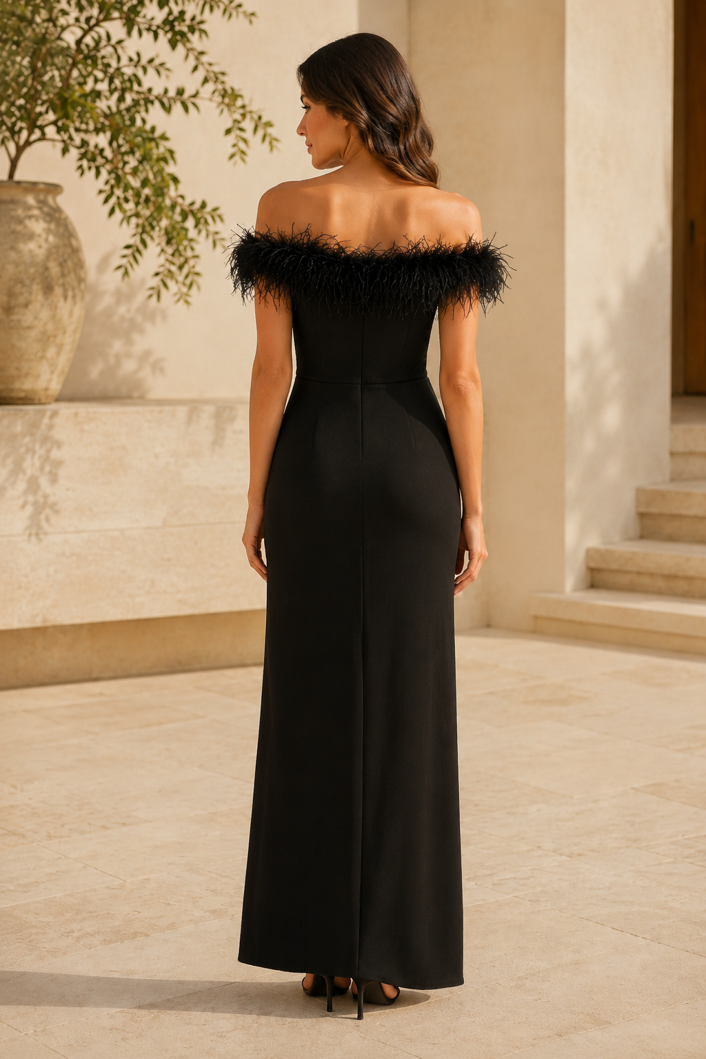 Federbesetztes, schulterfreies Abendkleid mit Schlitz