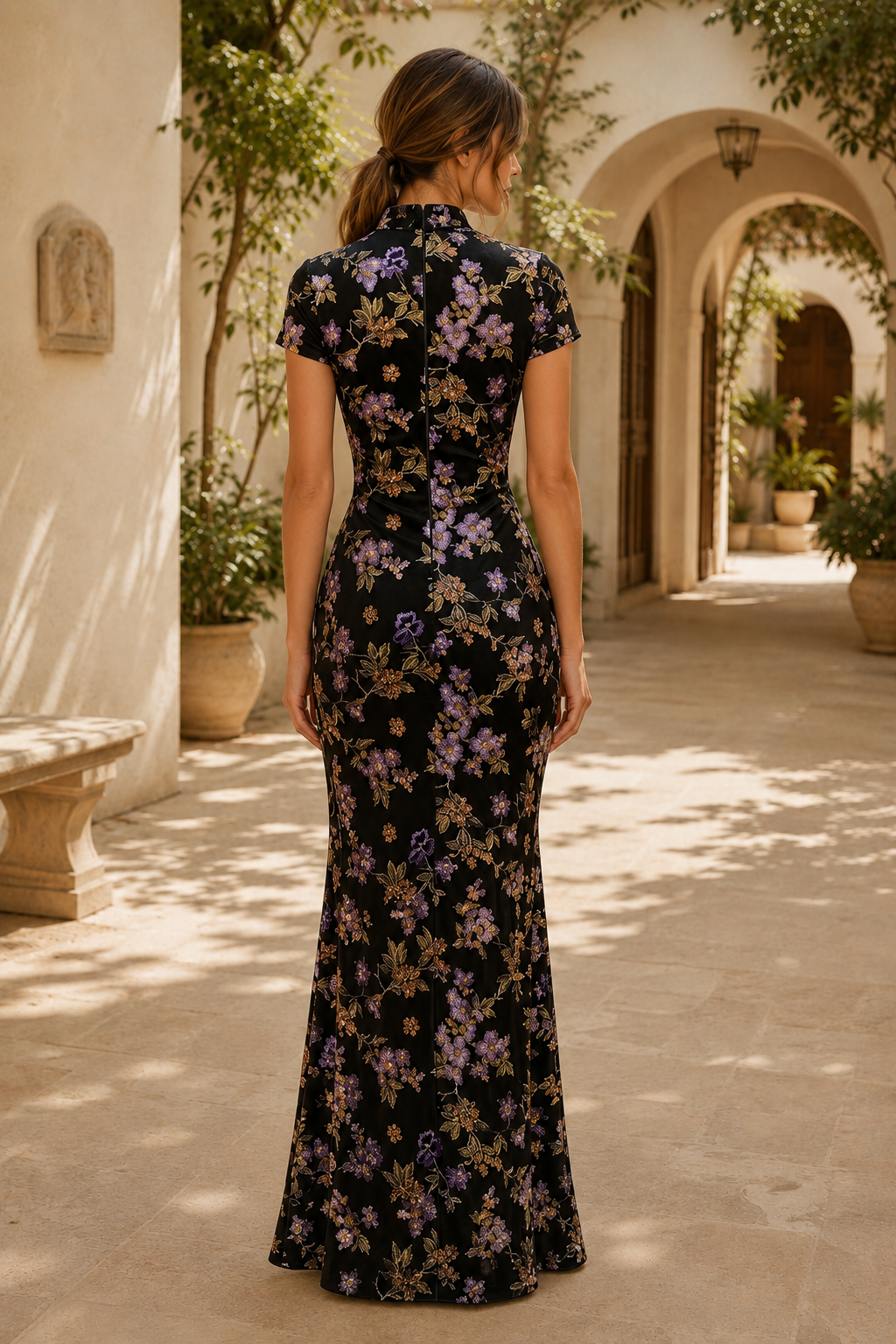 Geblümtes Maxikleid mit Mandarin-Kragen und kurzen Ärmeln