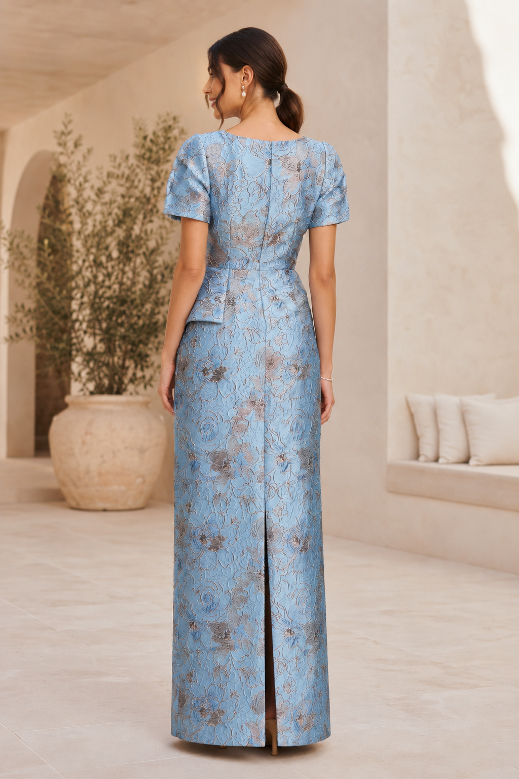 Florales Jacquard-Abendkleid mit Schößchen und Etui-Schnitt