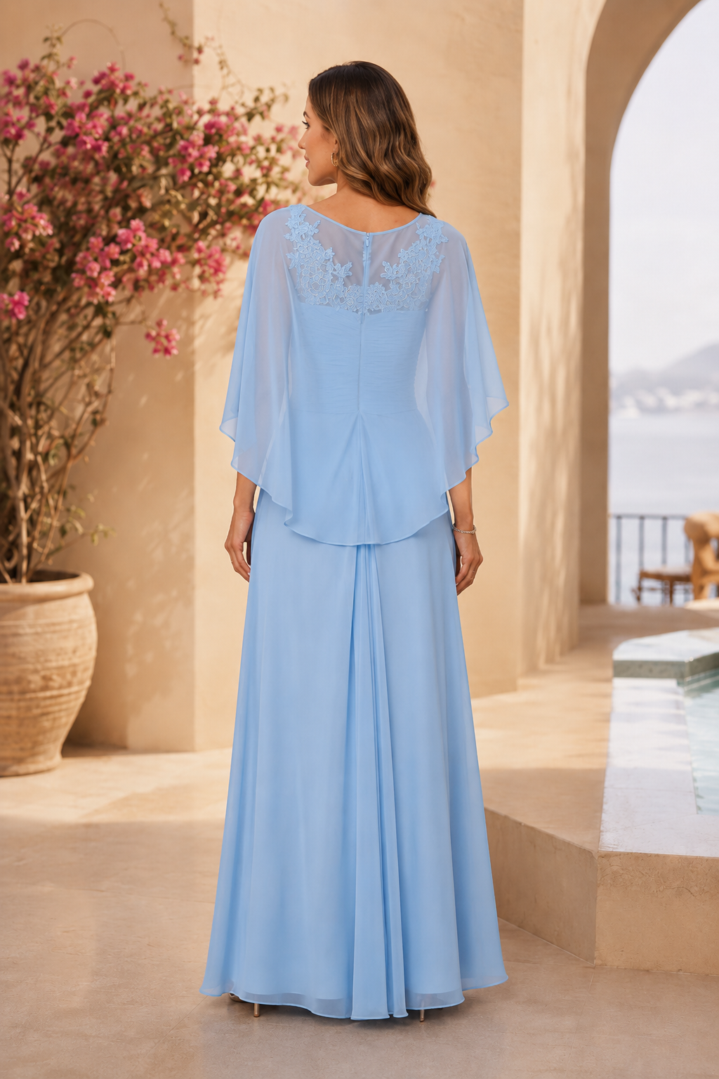 Spitzenmieder-Chiffonkleid mit asymmetrischem Cape