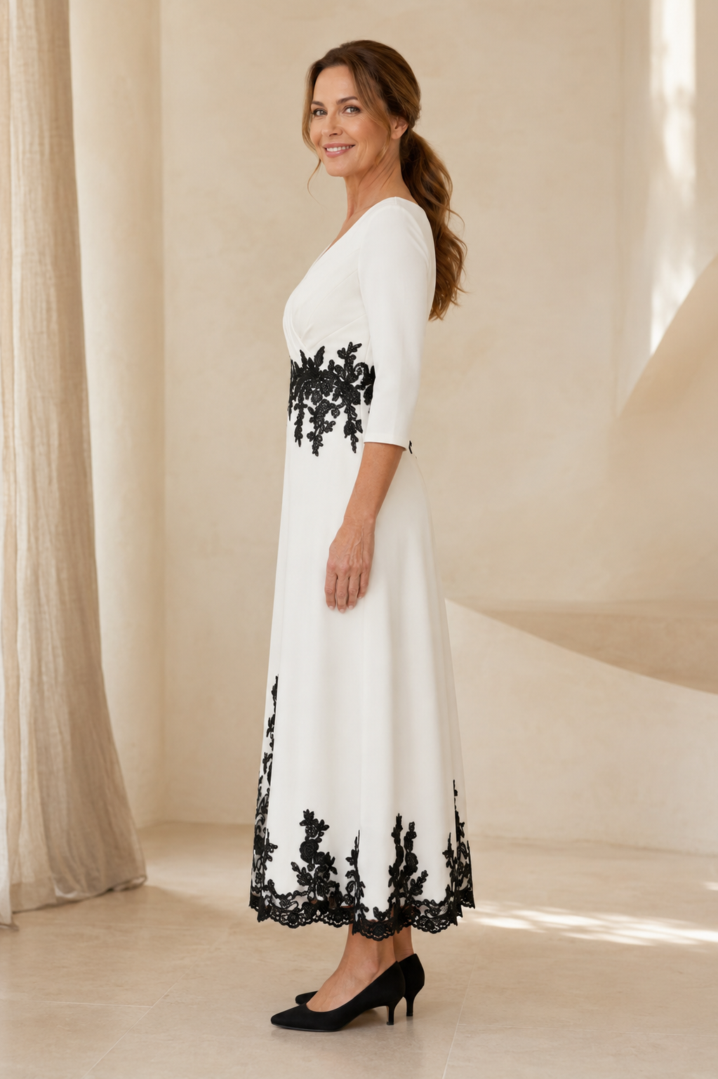 A-Linien-Midikleid mit schwarzem Spitzenapplikationsbesatz
