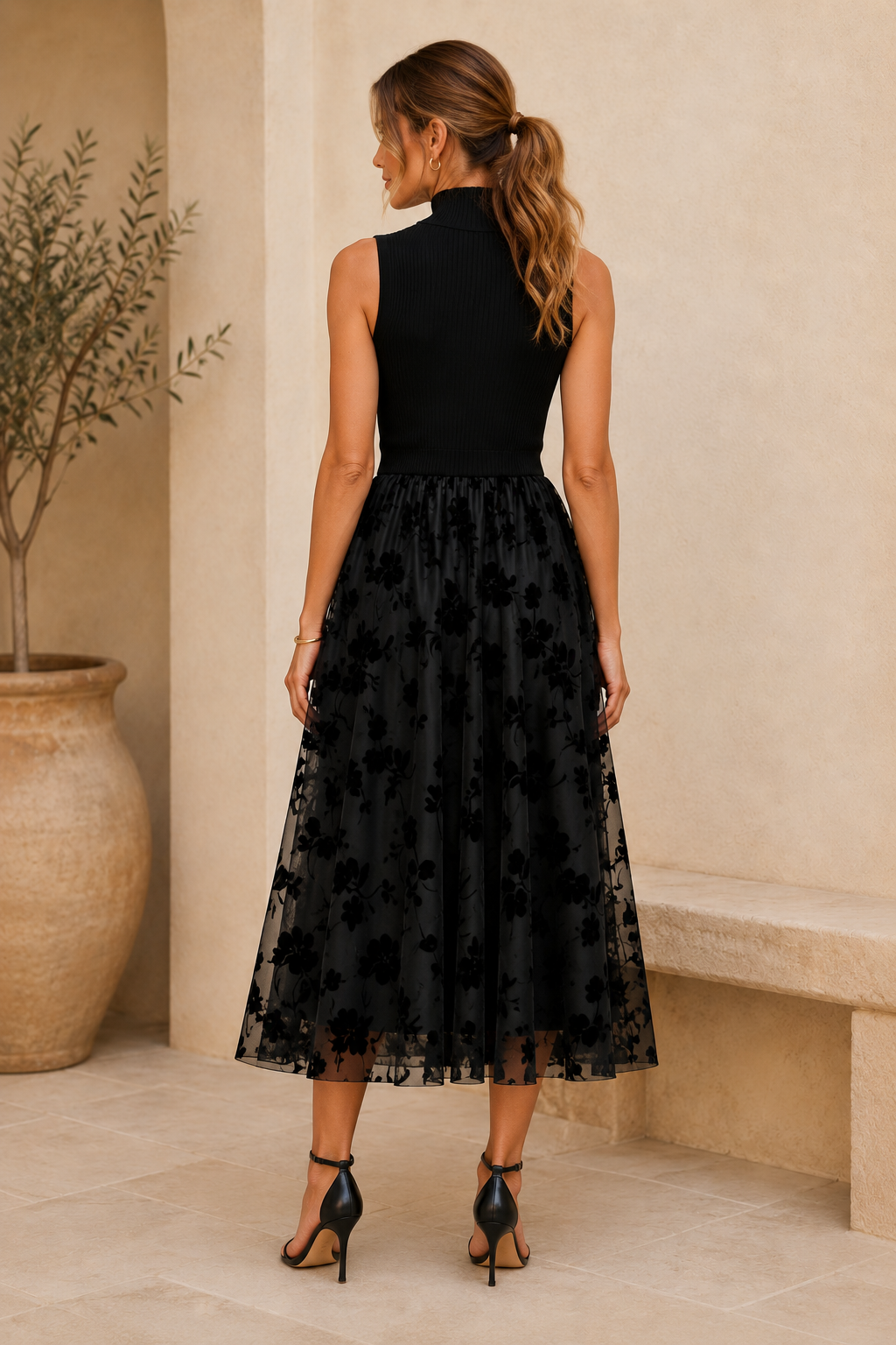 Geripptes Strick-Midikleid mit hohem Kragen und Tüllrock